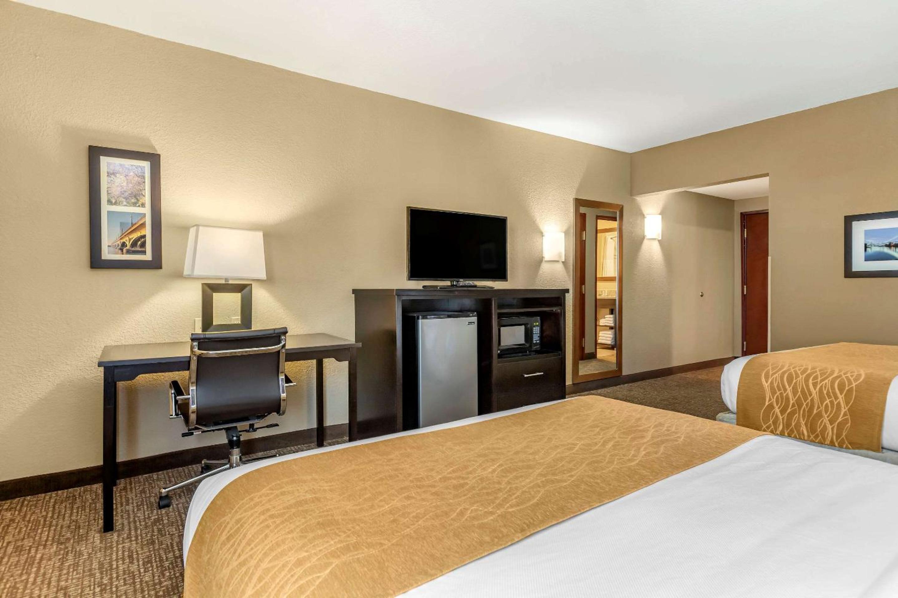 Queen Room with Two Queen Beds - Non-Smoking - Photo 2