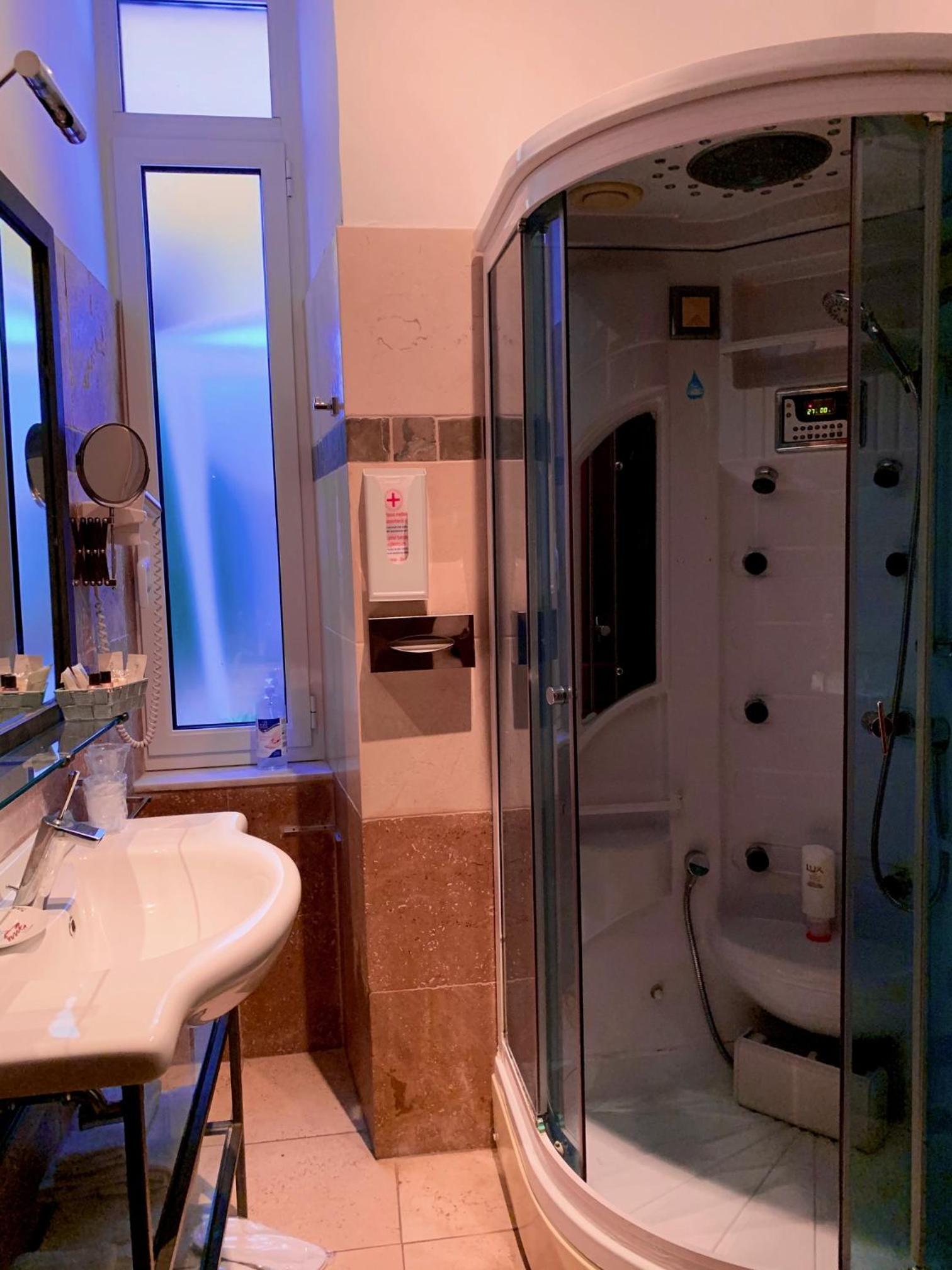 Deluxe Double Room with Balcony photo 2