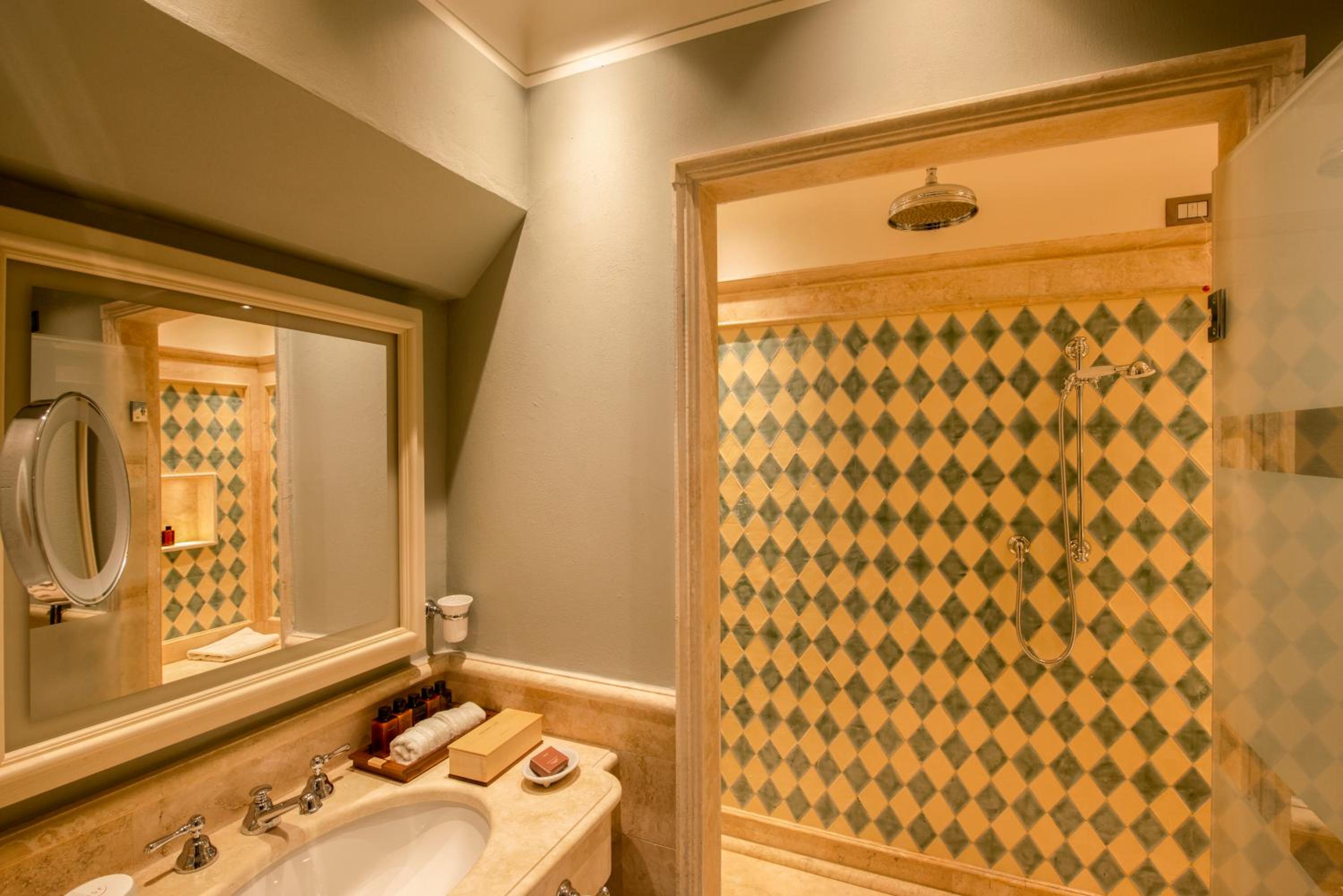 Suite - Photo 9