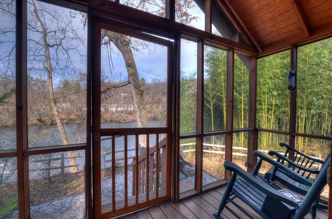 Cedar Cabin with River View photo 2