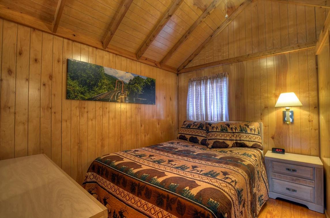 Cedar Cabin with River View photo 3