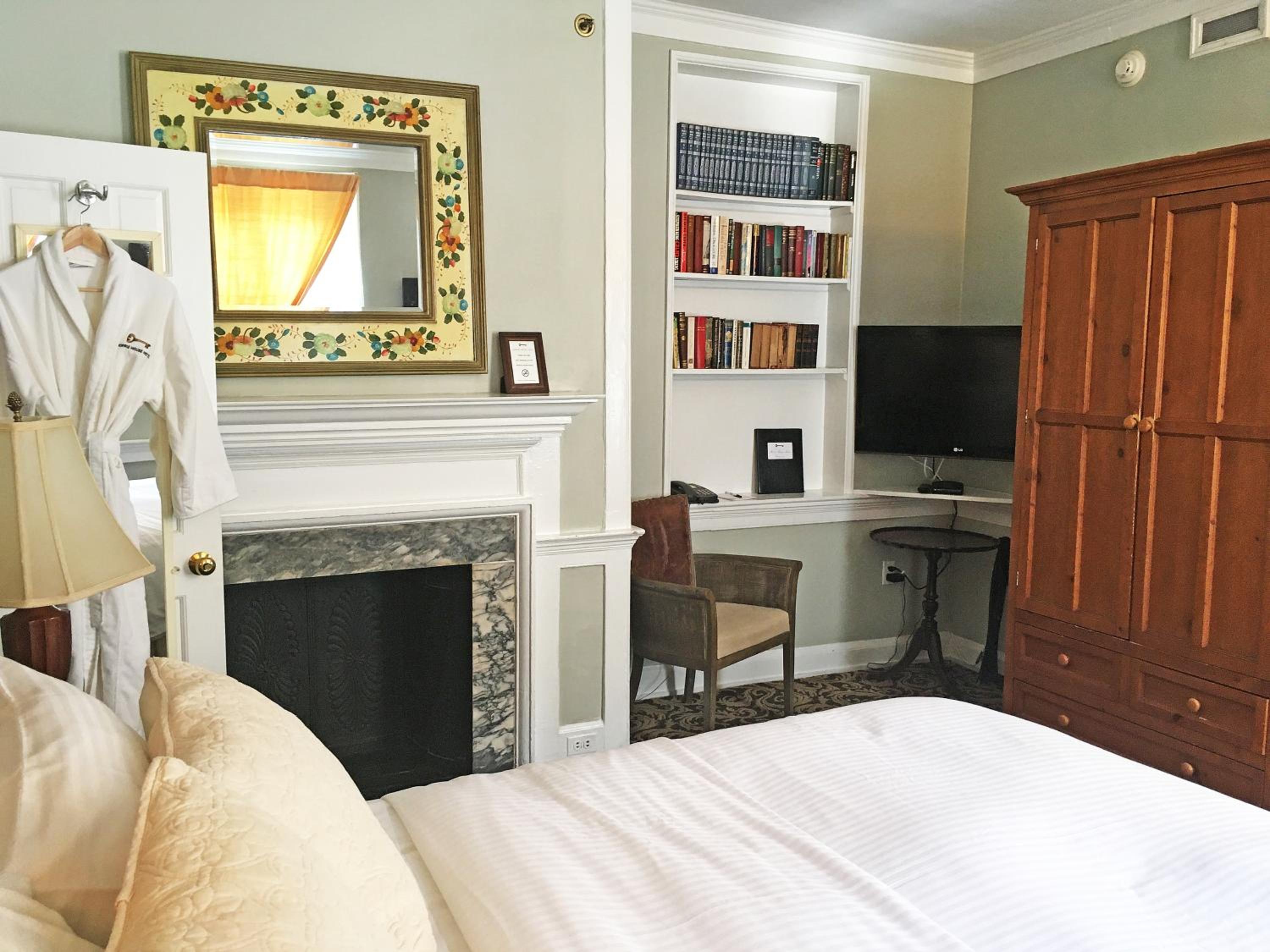 Mini Suite 203 Main House thumbnail 6