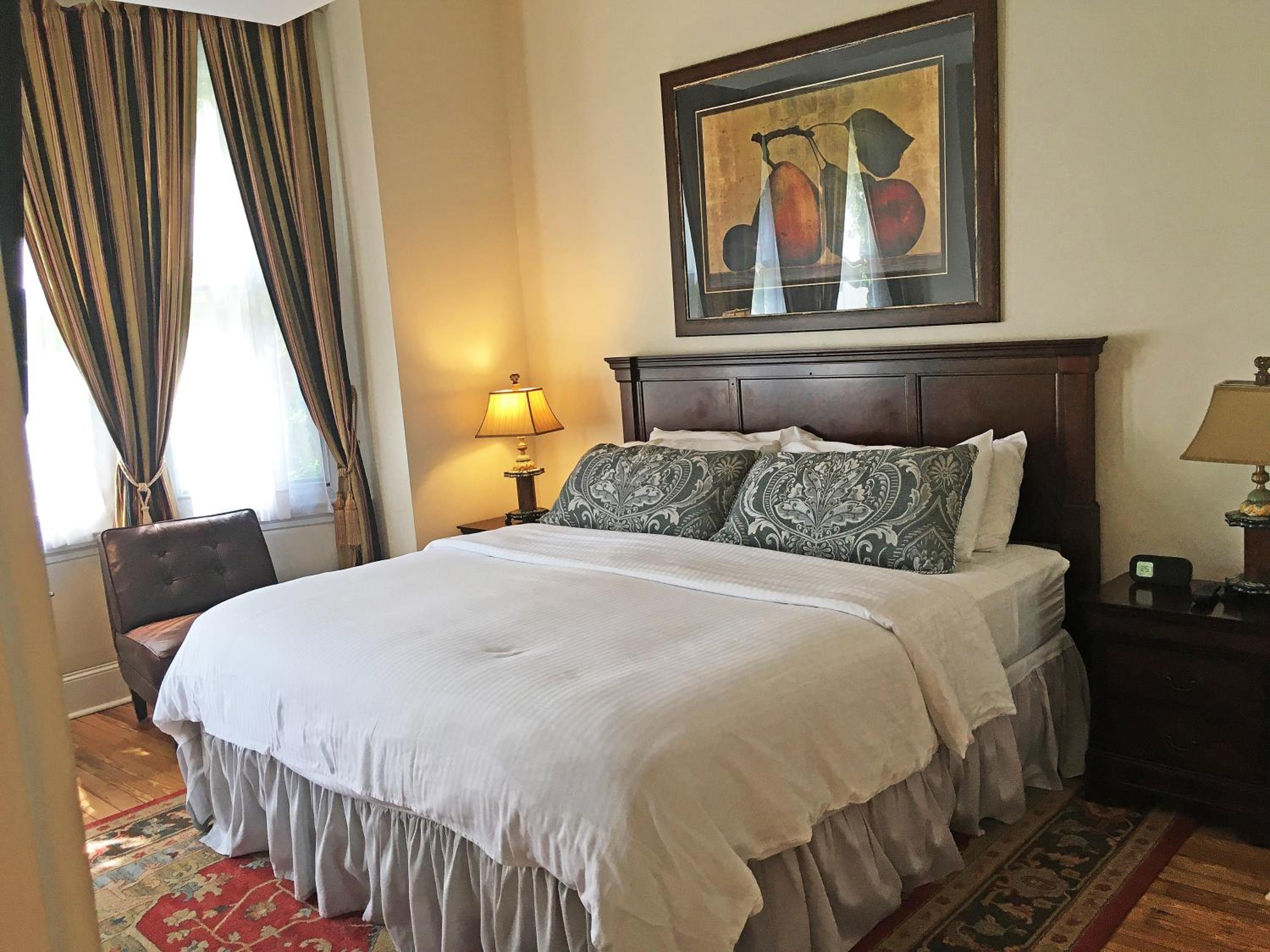 Luxury King Room 401 - Photo 1