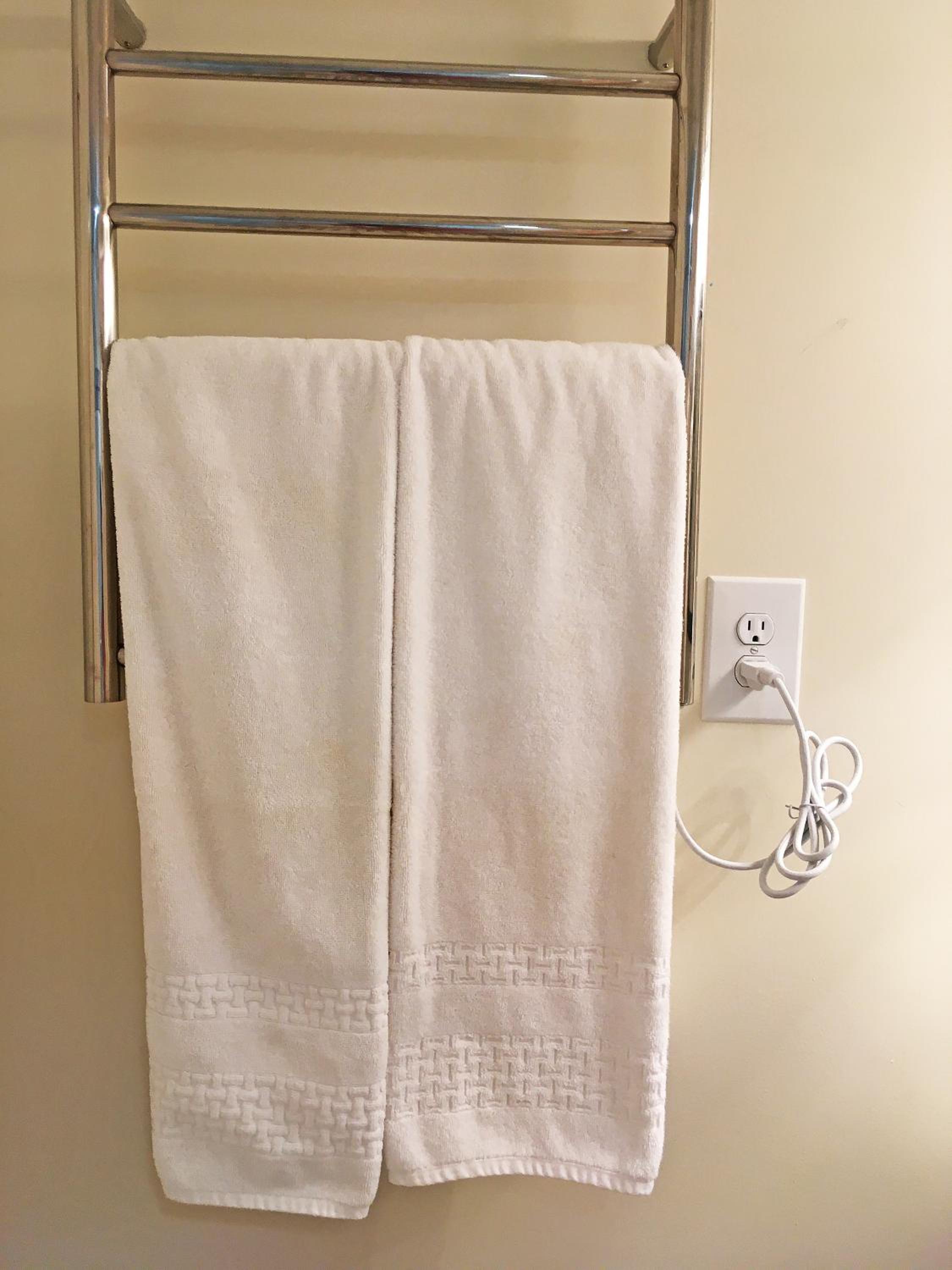 Luxury King Room 401 - Photo 10