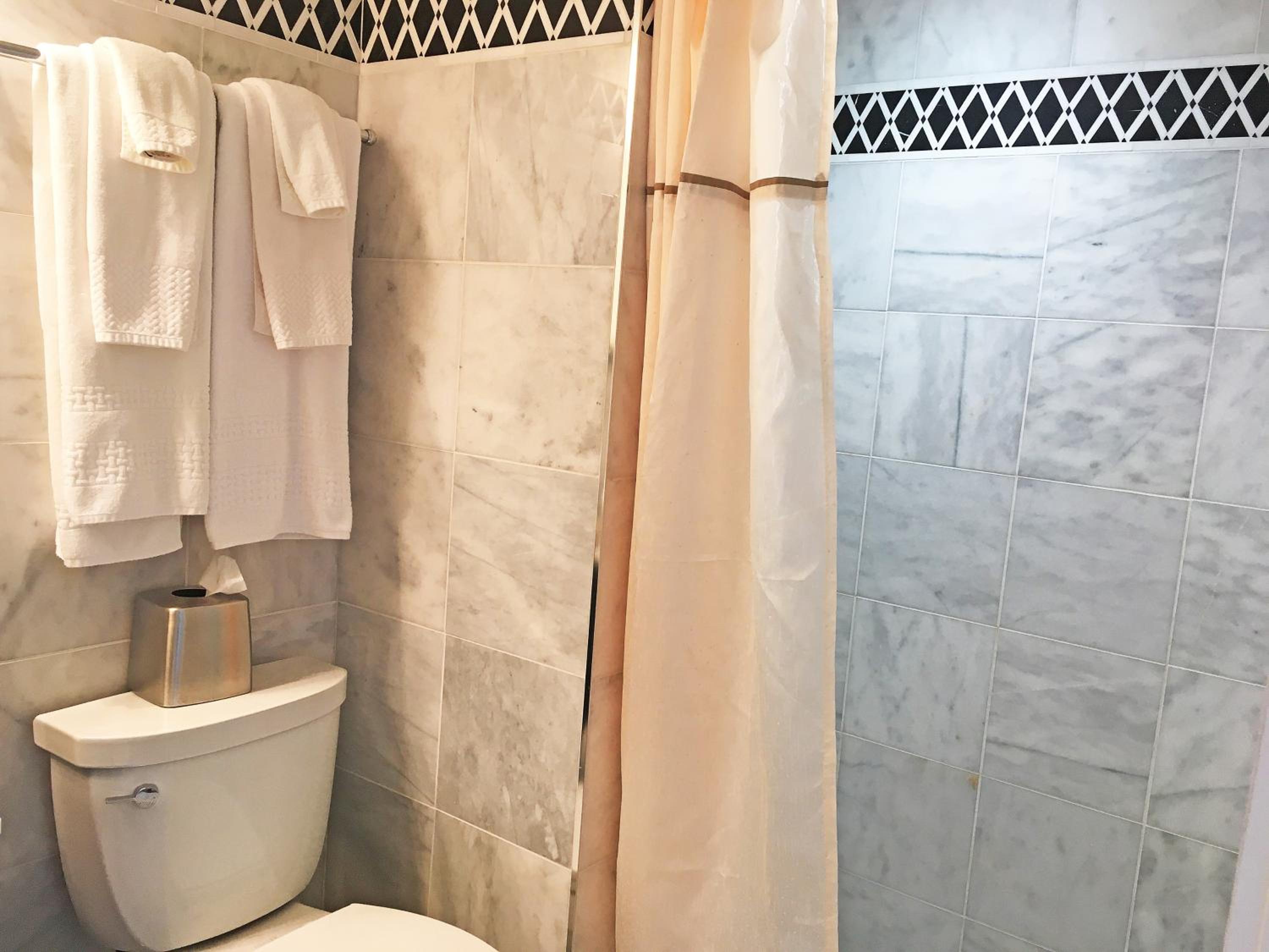 Luxury King Room 401 - Photo 11