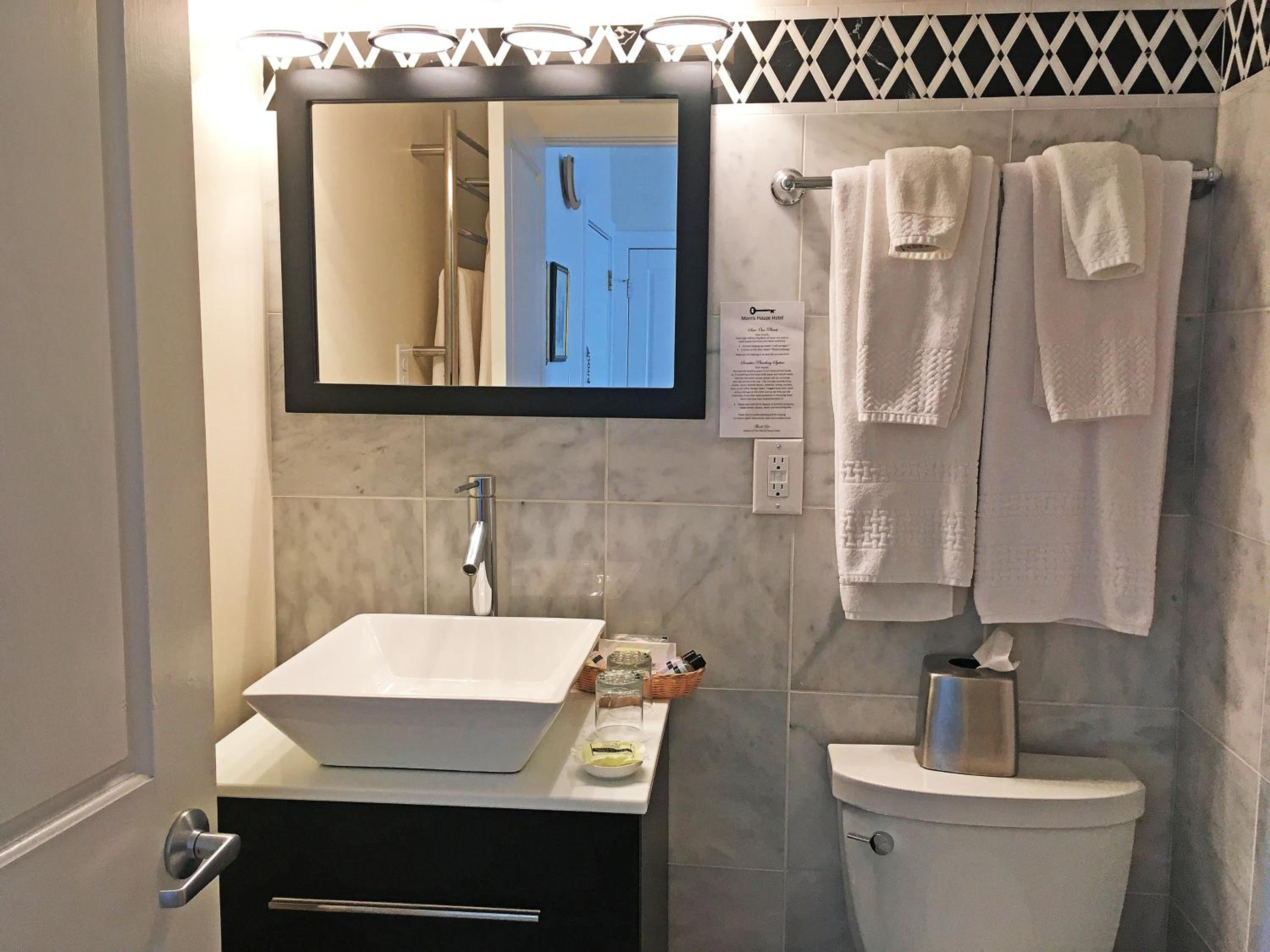 Luxury King Room 401 - Photo 8