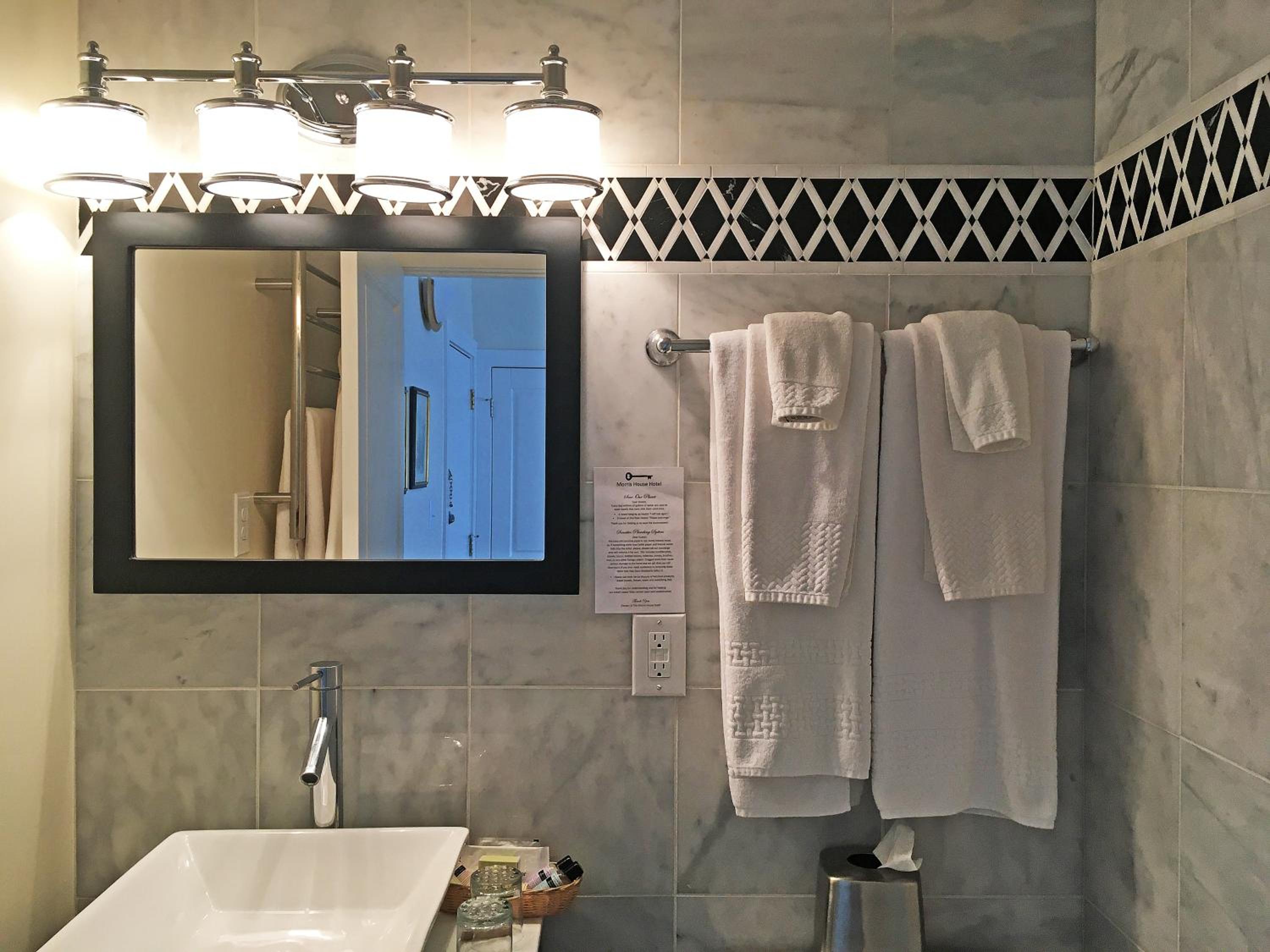 Luxury King Room 401 - Photo 12