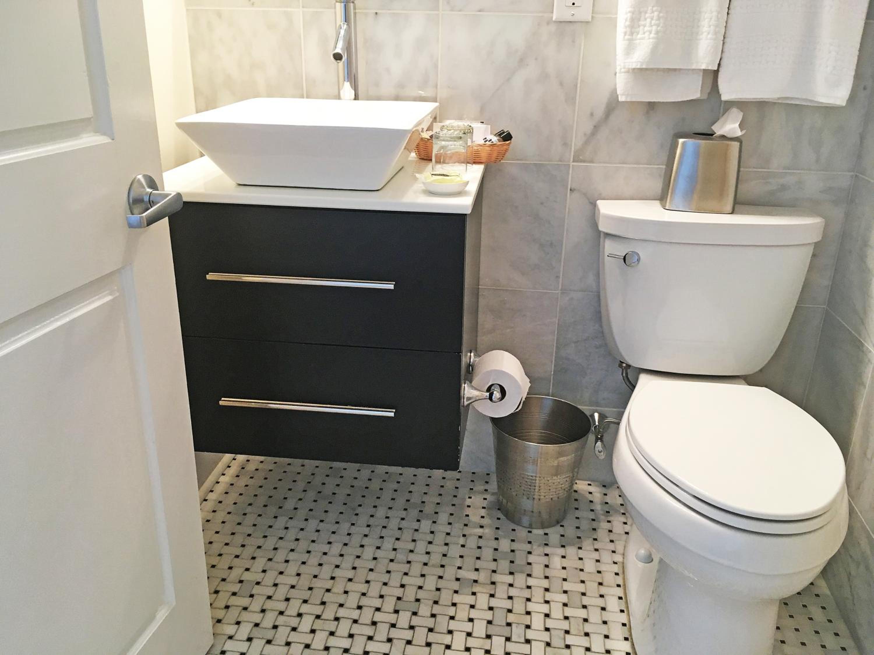 Luxury King Room 401 - Photo 9