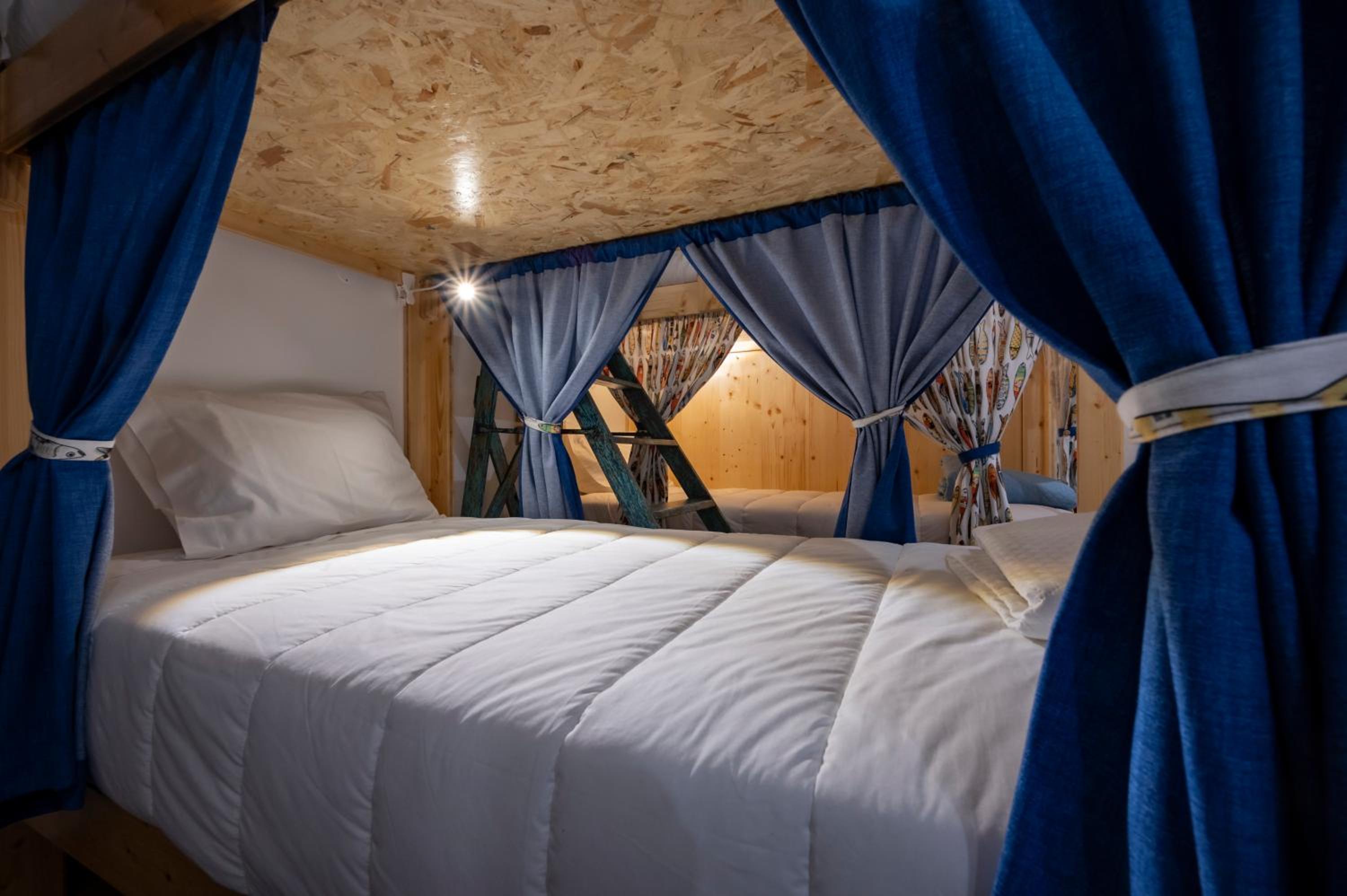 Bed in 8-Bed Mixed Dormitory Room photo 3