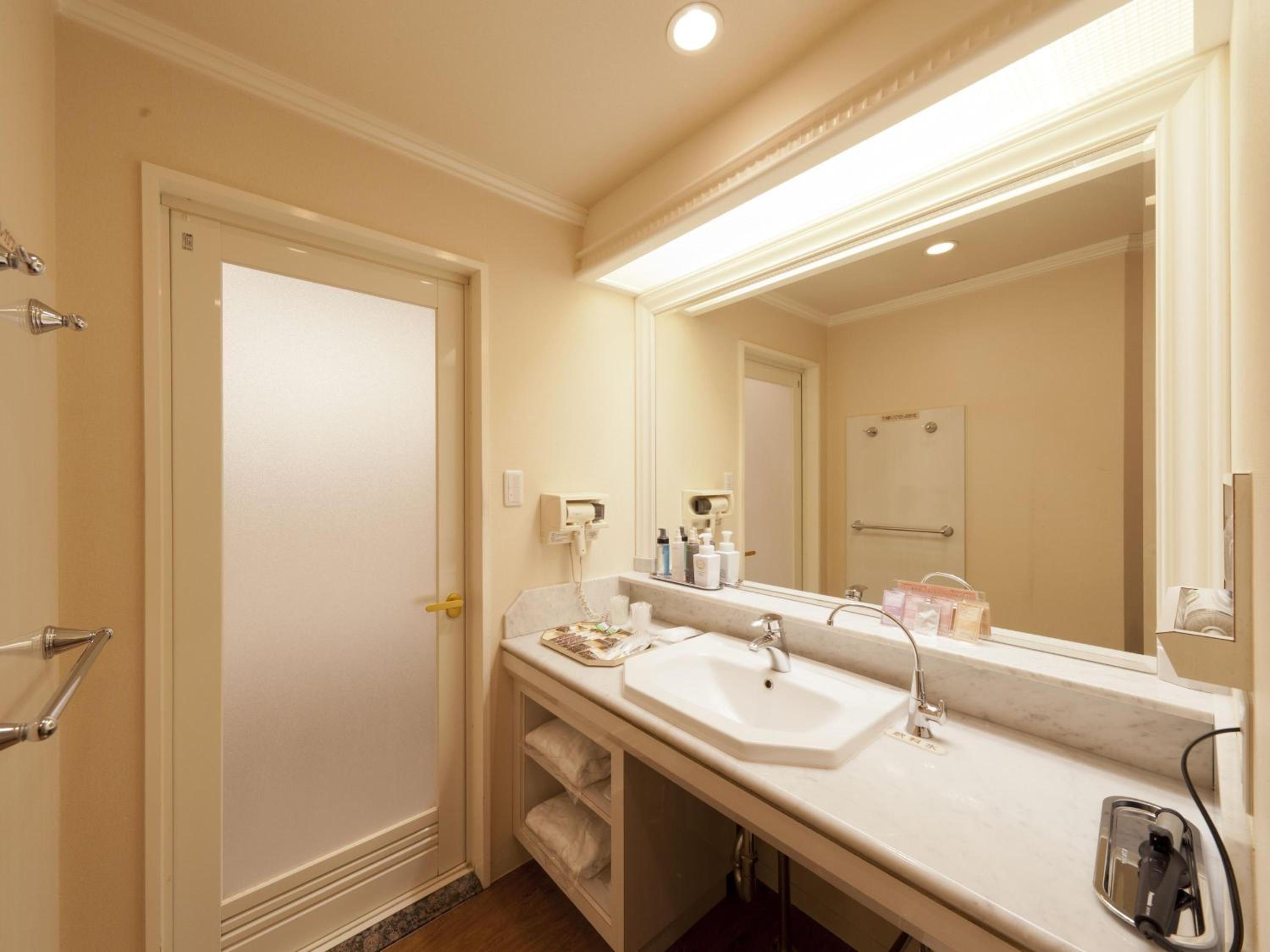 Standard Queen Room - Photo 8