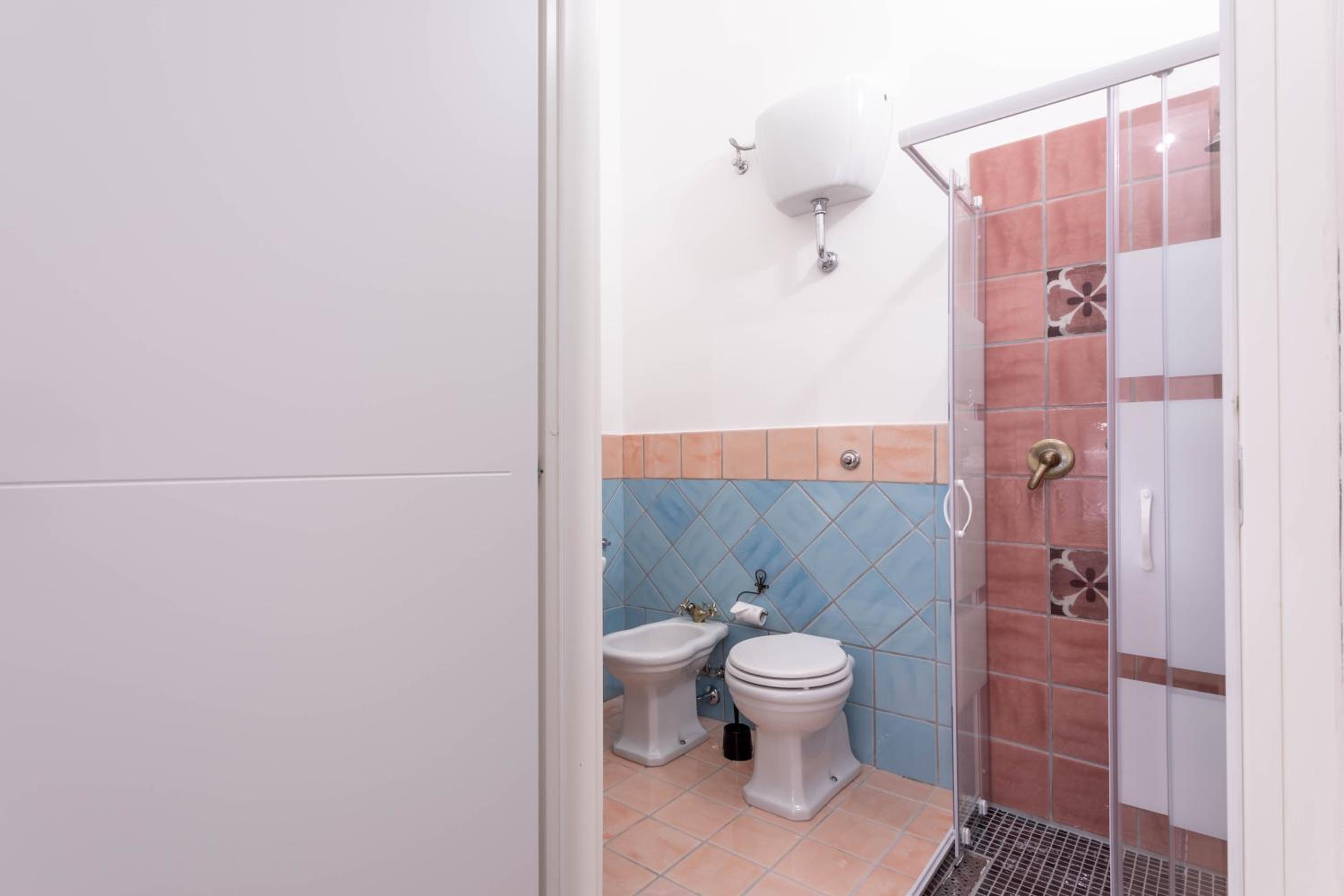 Deluxe Room (2 Adults + 1 Child) - Photo 2