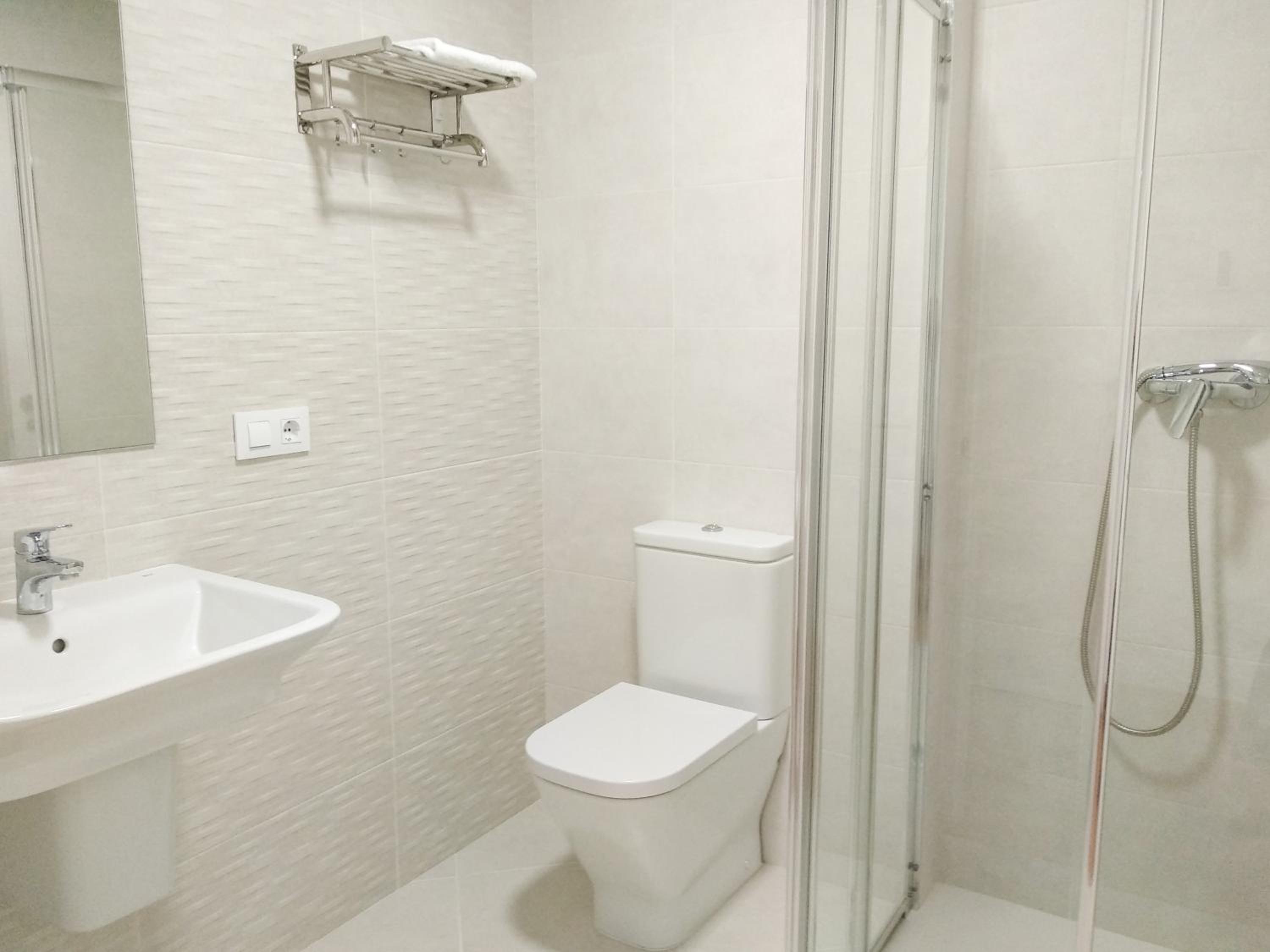 Twin Room with Private Bathroom - Photo 3