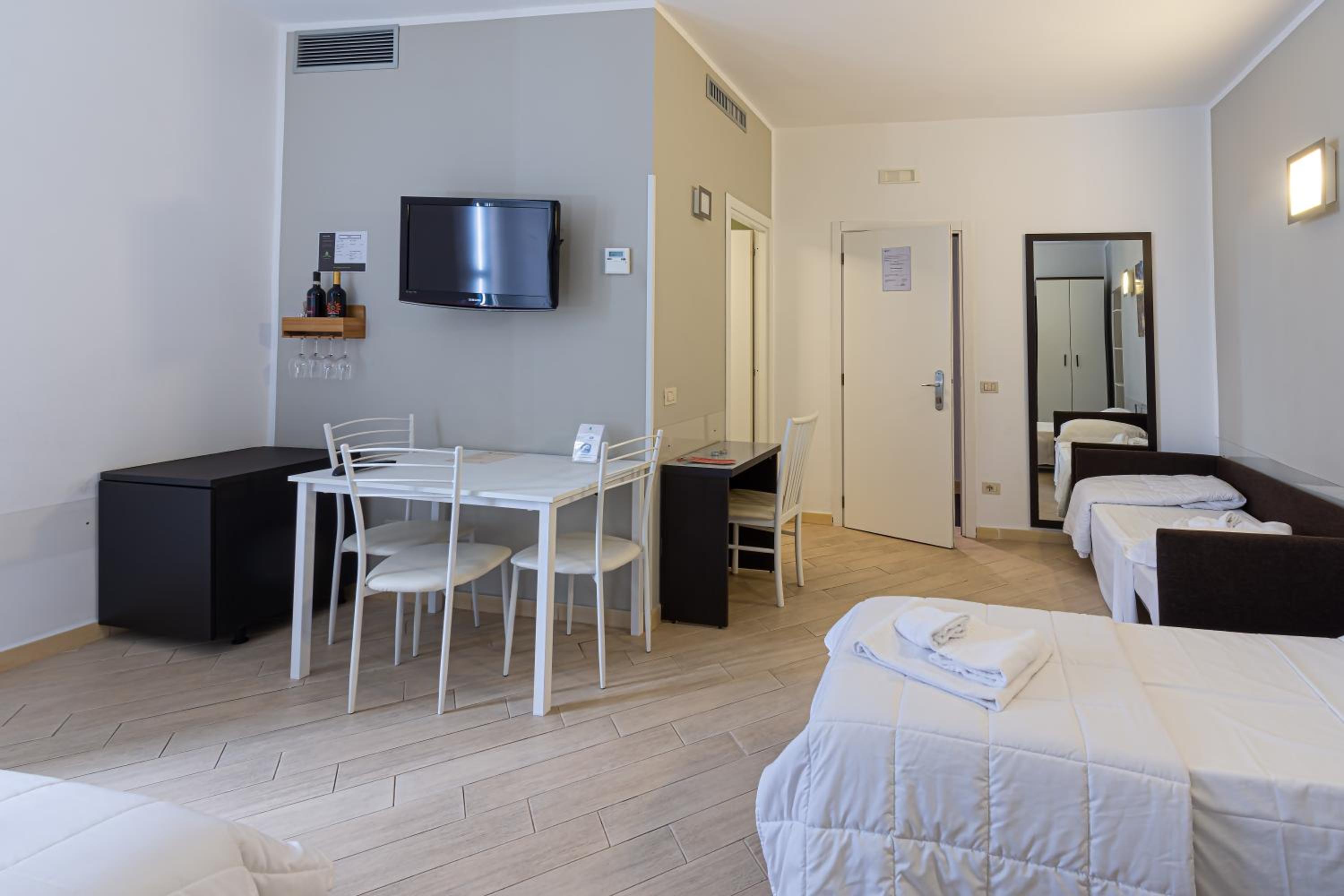 Quadruple Room with Courtyard View photo 3