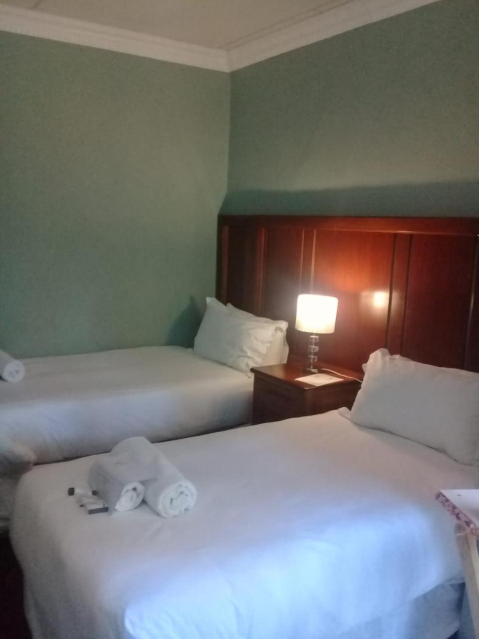 Standard Twin Room - Photo 4