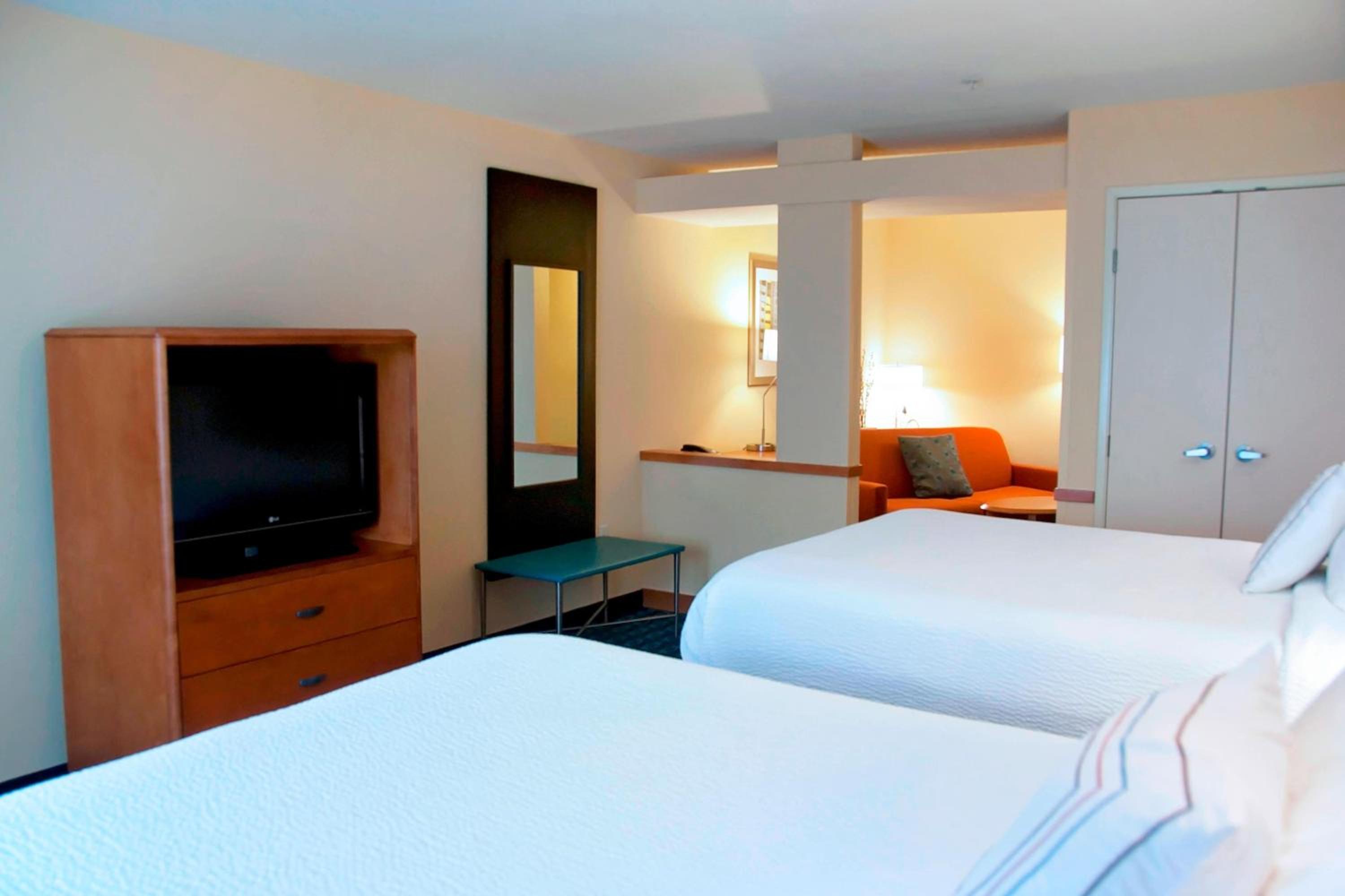 Queen Suite with Sofa Bed and Adapted Tub - Mobility Accessible