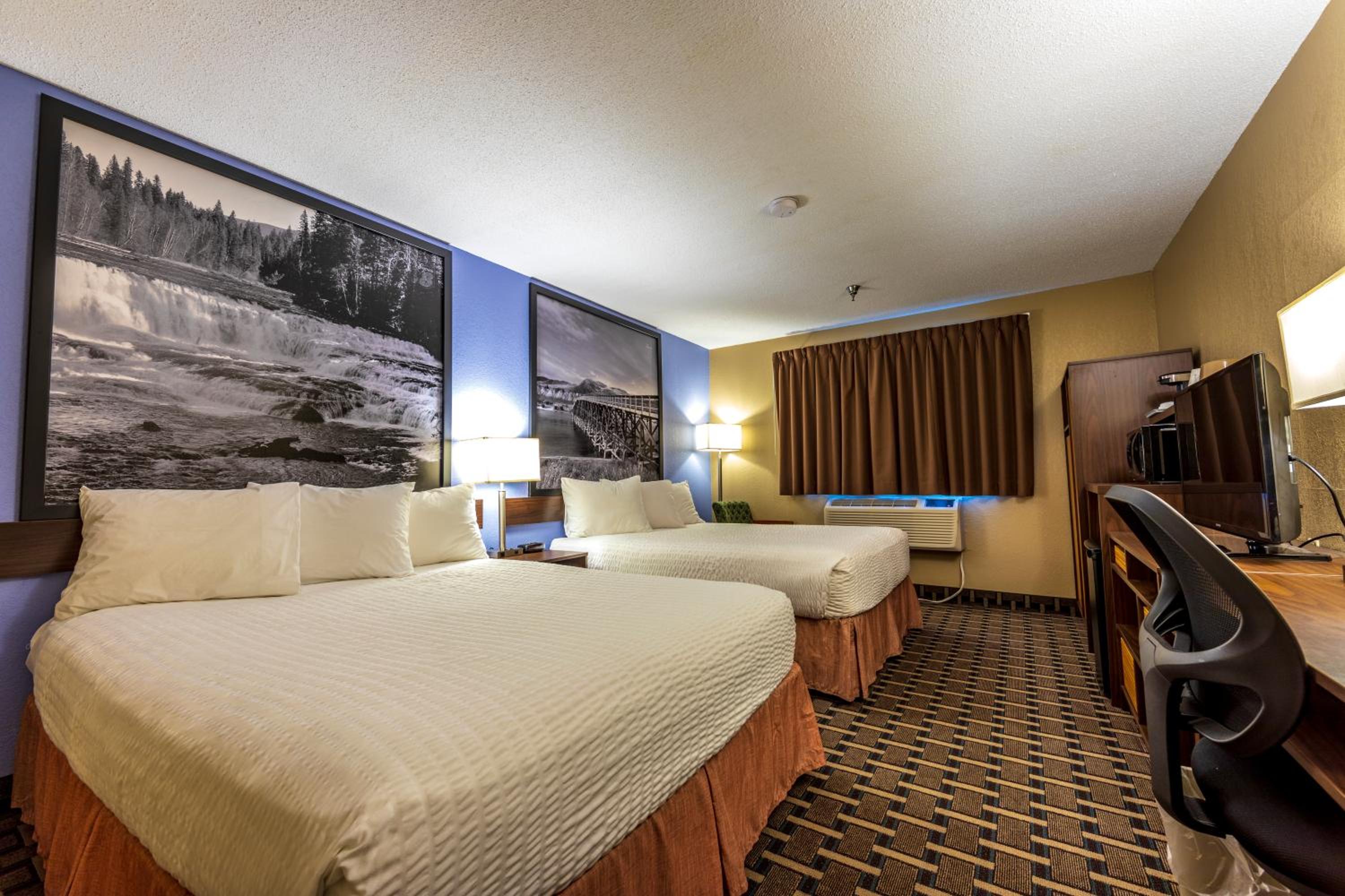 Queen Room with Two Queen Beds - Non-Smoking - Photo 9