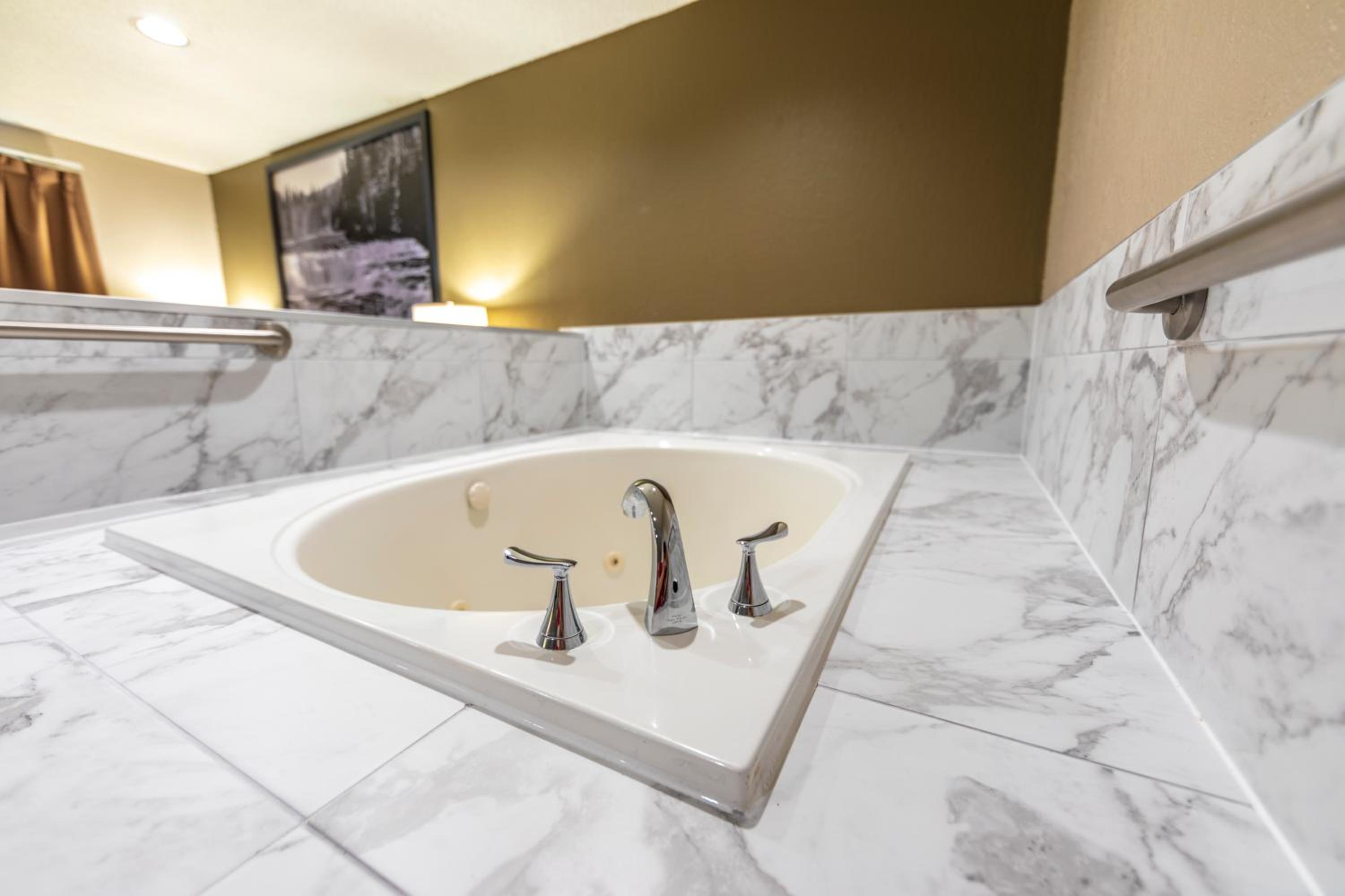 King Studio Suite with Hot Tub - Non-Smoking - Photo 3