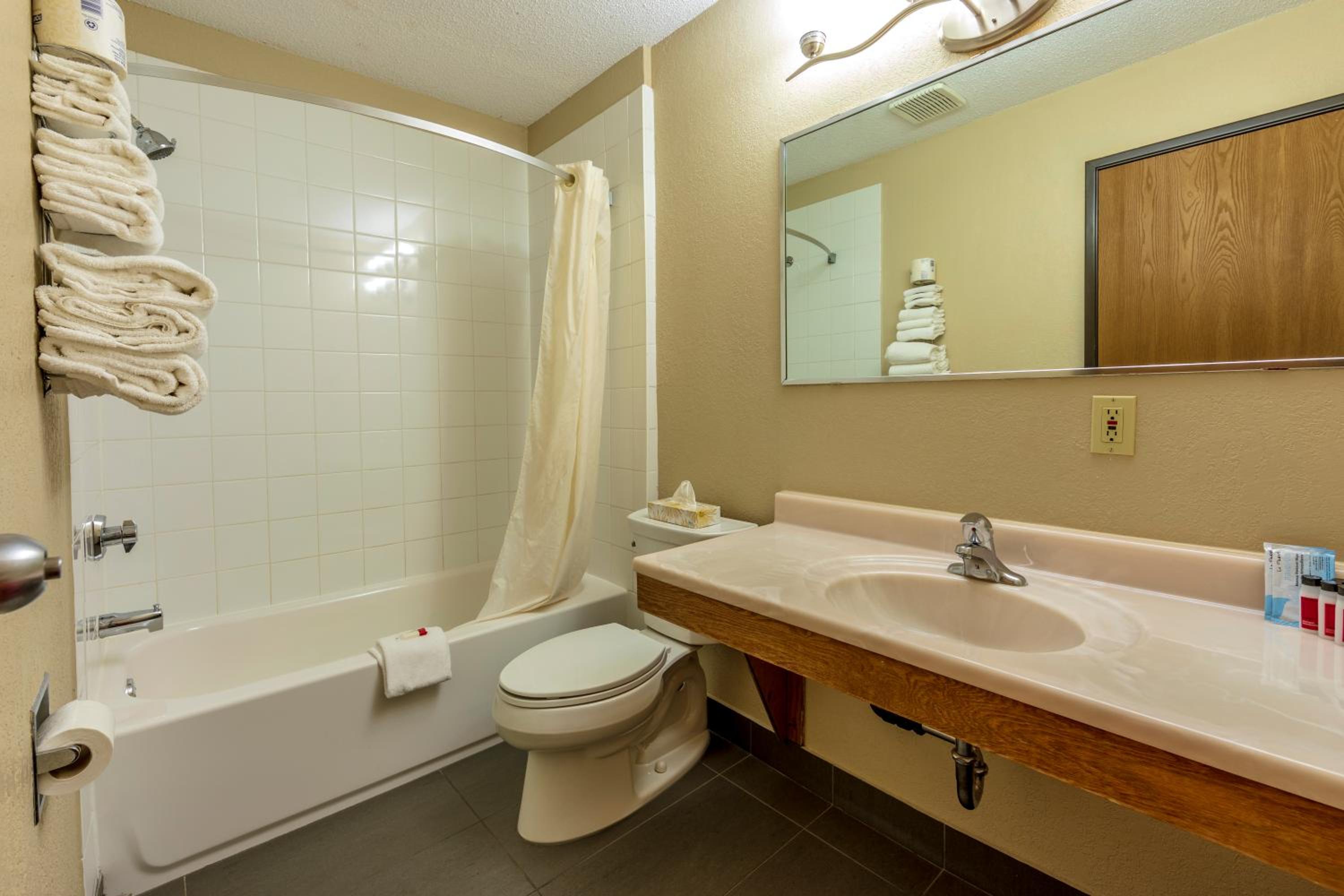 Queen Room with Two Queen Beds - Non-Smoking - Photo 4
