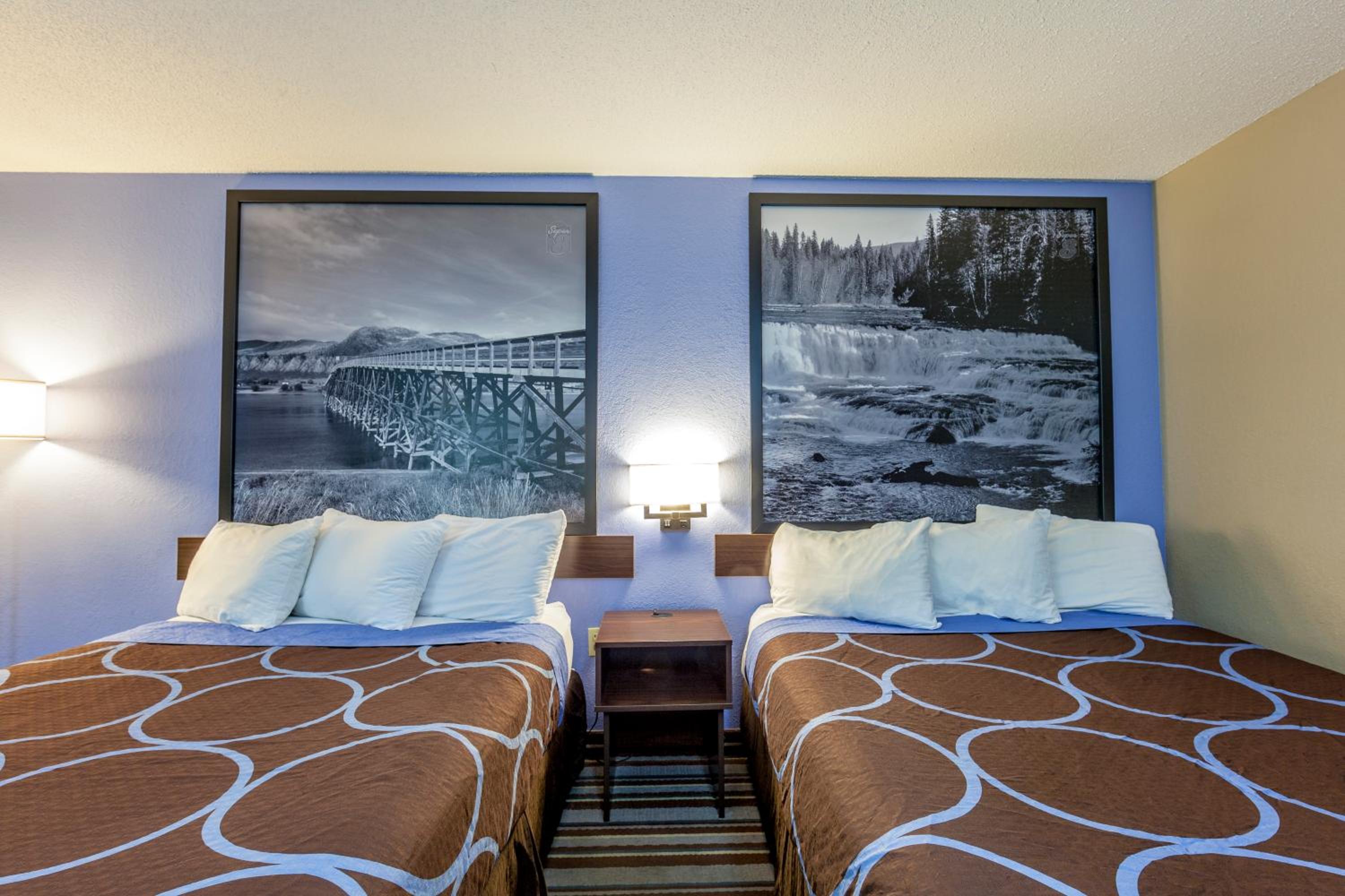 Queen Room with Two Queen Beds - Non-Smoking - Photo 1