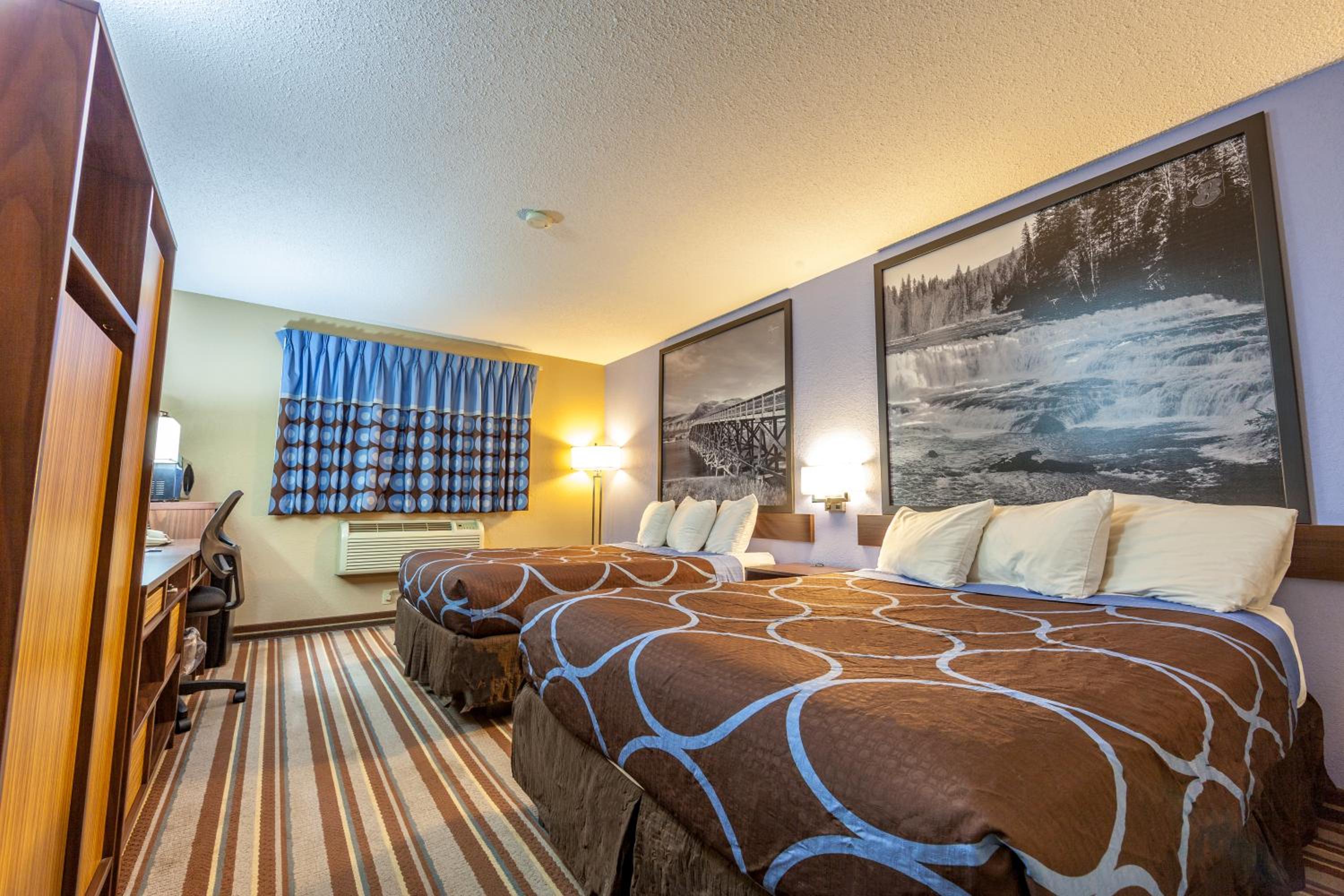 Queen Room with Two Queen Beds - Non-Smoking - Photo 11