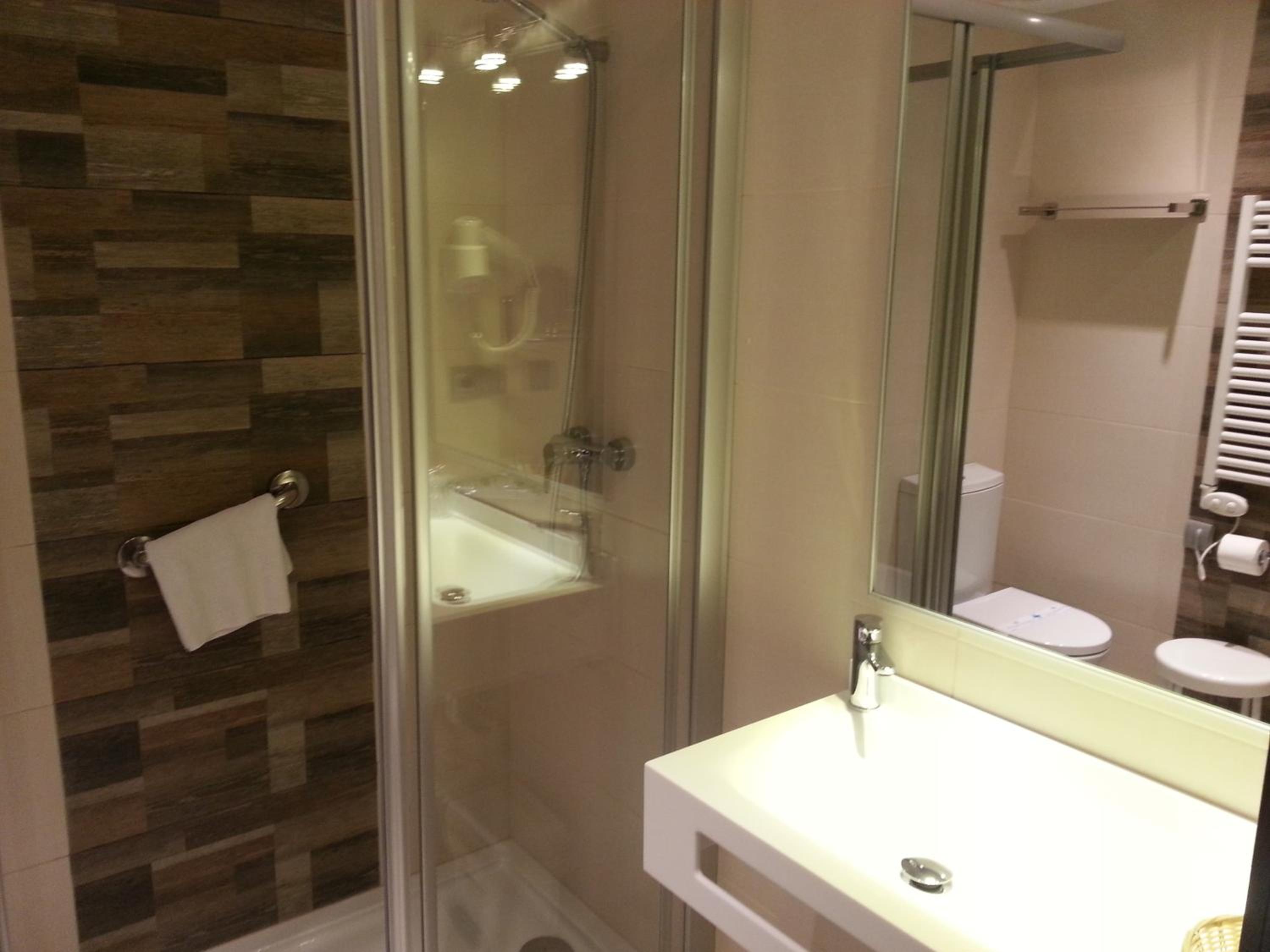 Double or Twin Room - Photo 8