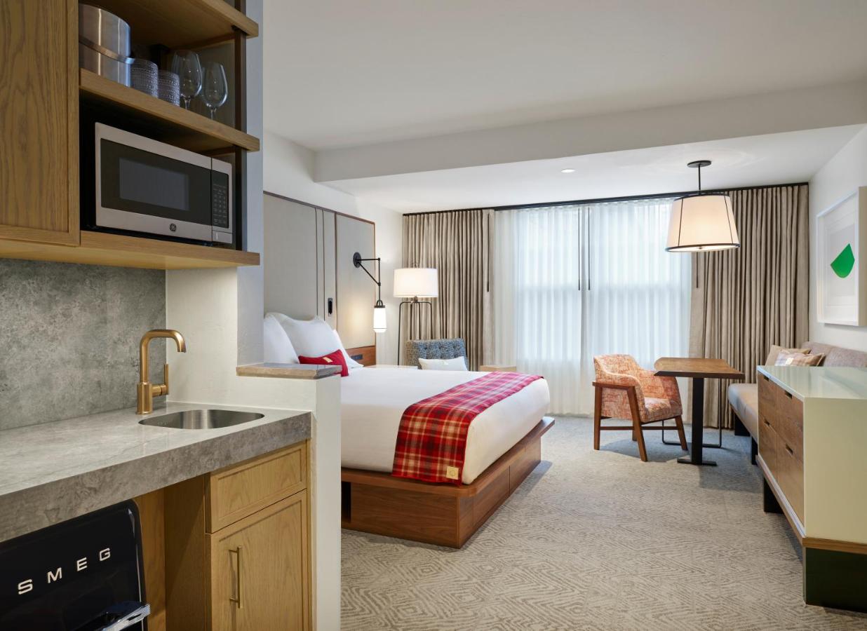 Deluxe king room