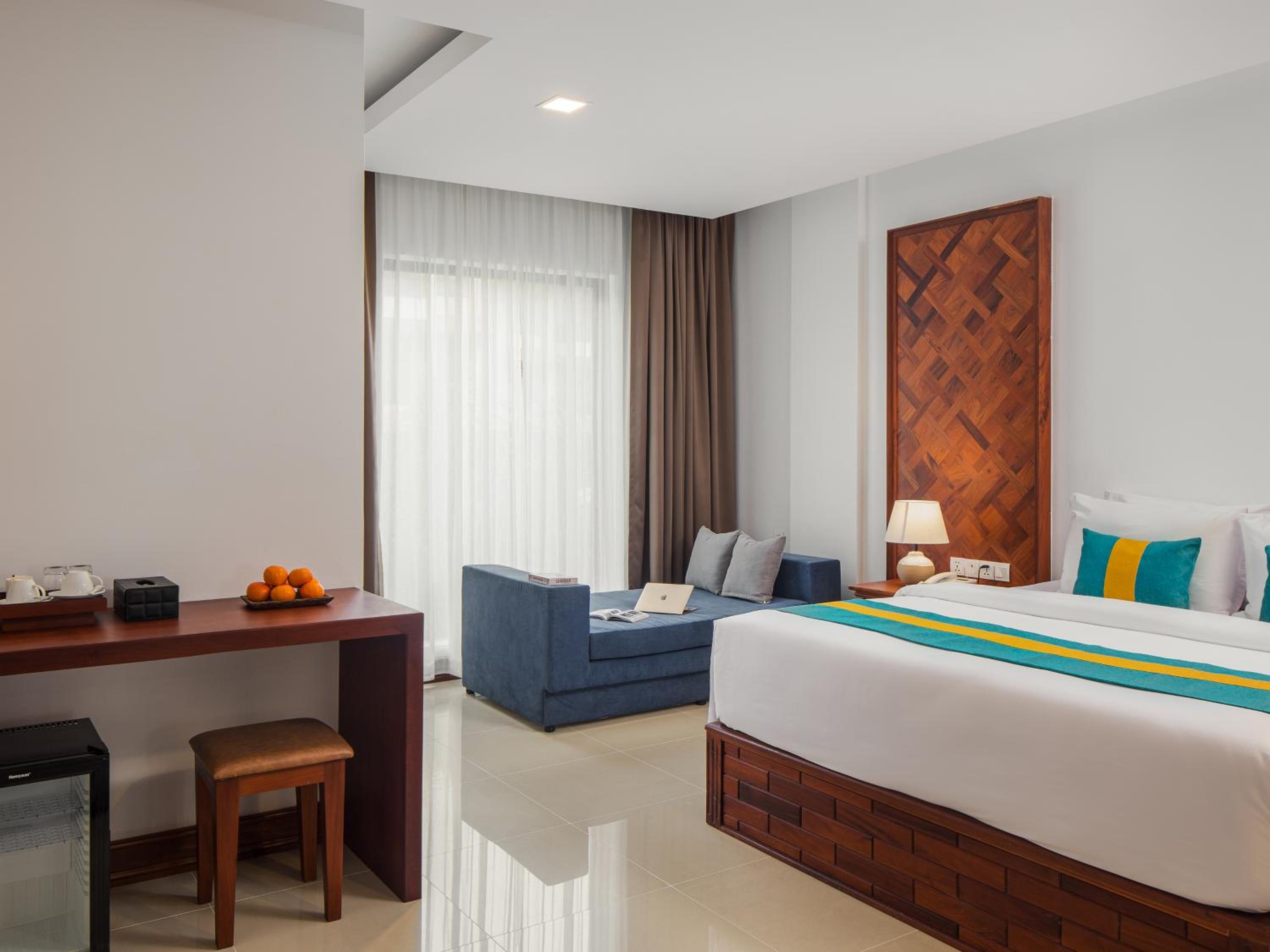 Junior Suite with Balcony - Photo 4