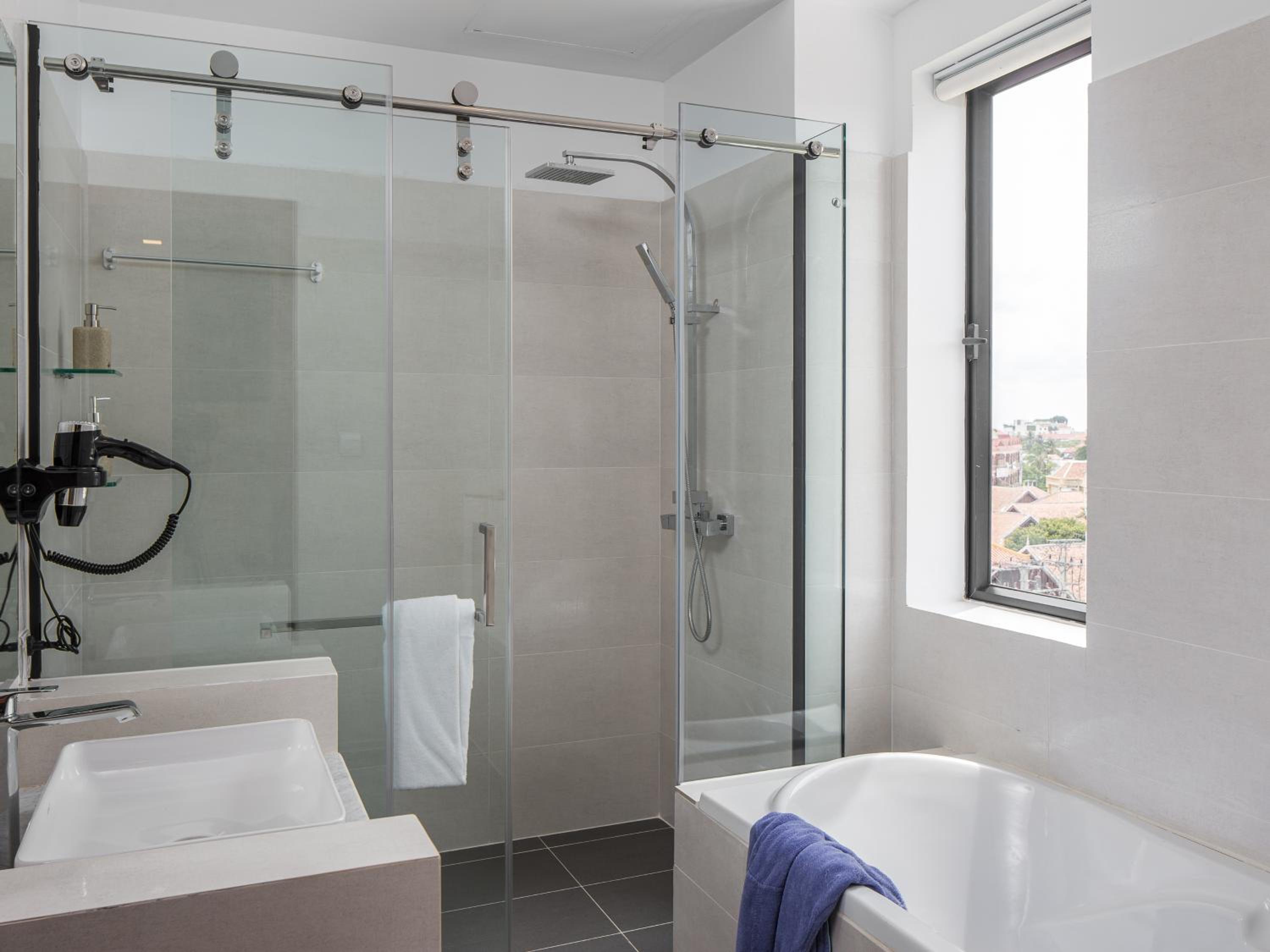 Junior Suite with Balcony - Photo 7