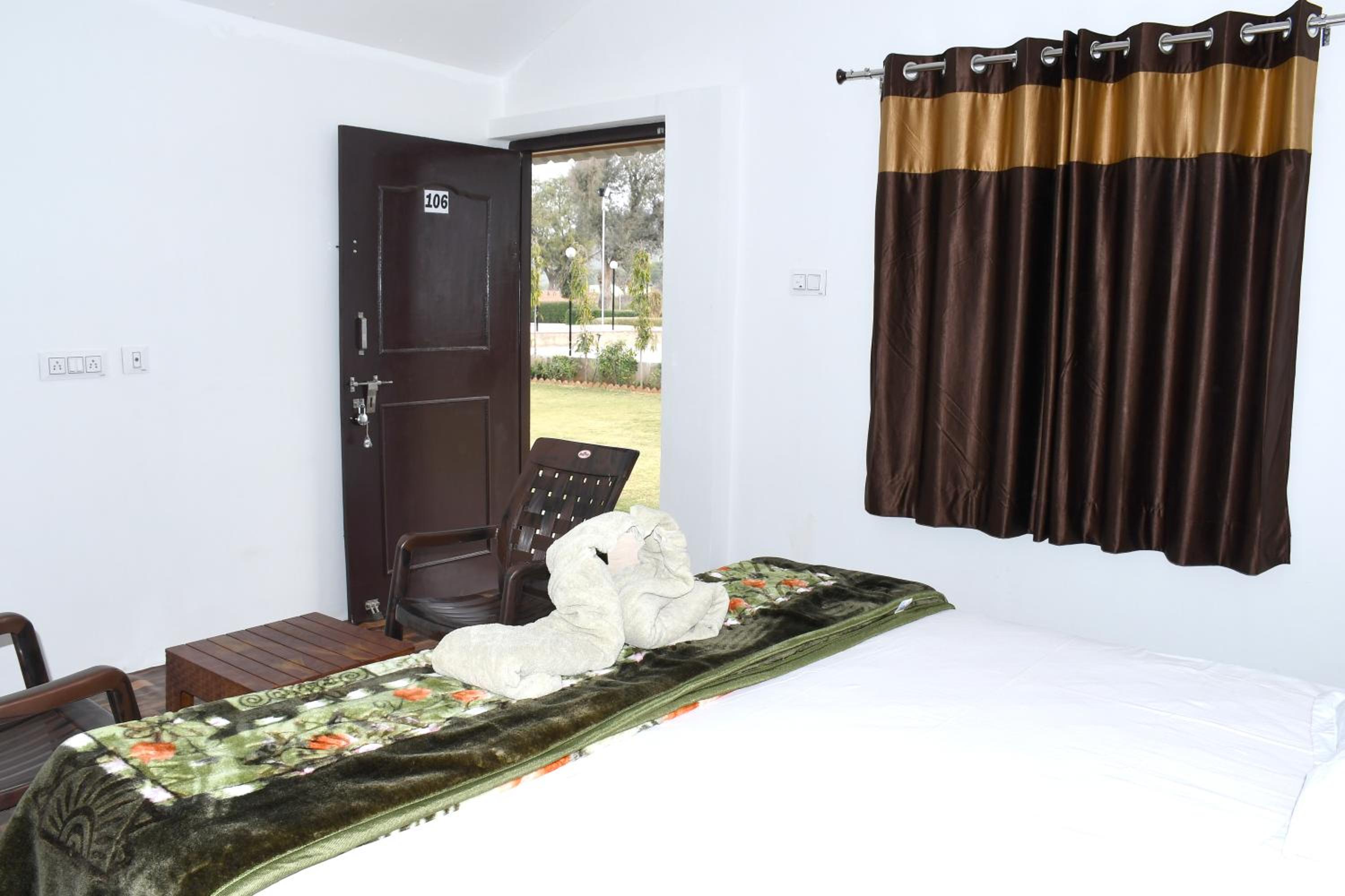 Deluxe Room - Photo 11