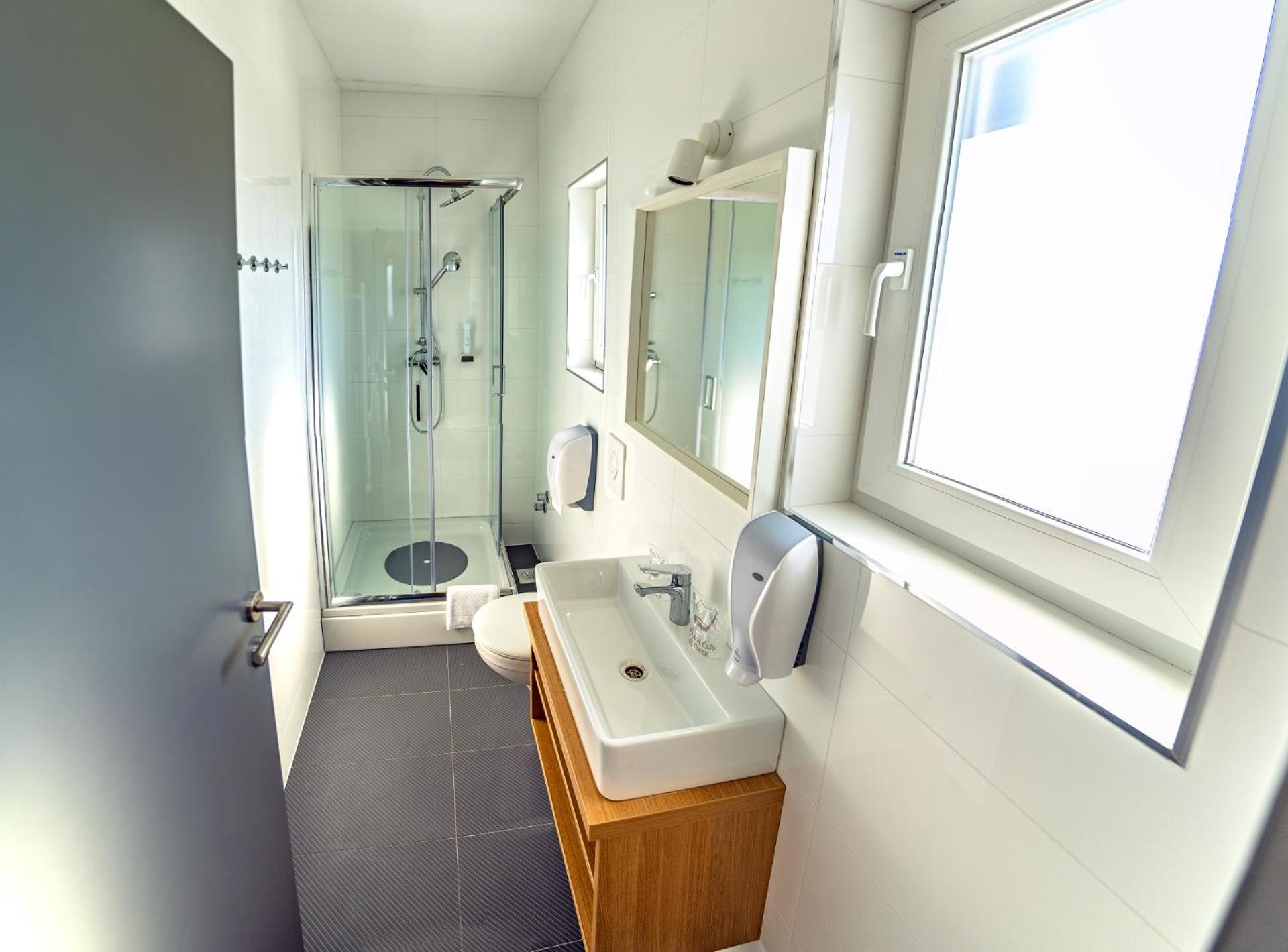 Double Room with Private Bathroom - Photo 4