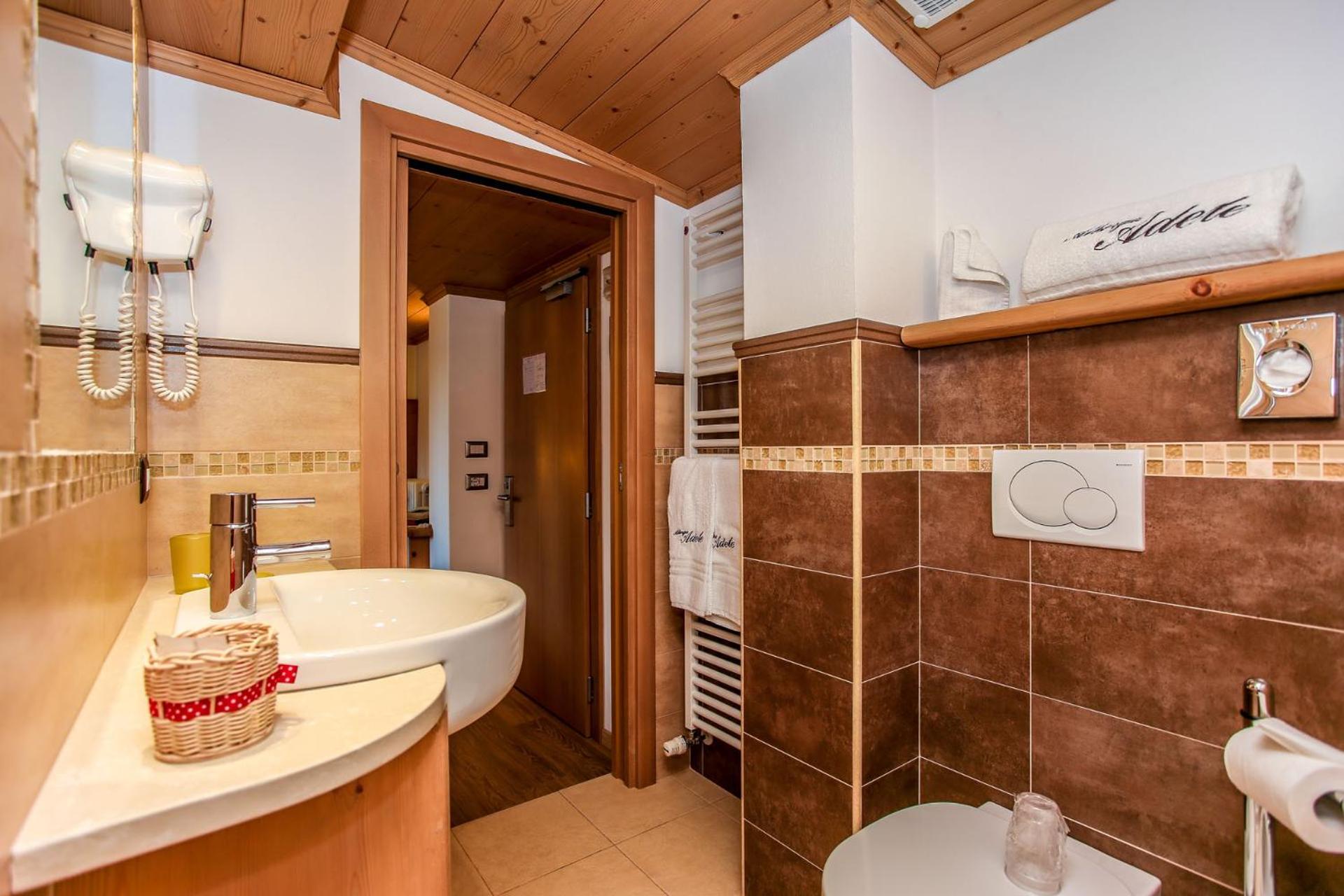 Deluxe Double Room with Balcony photo 3