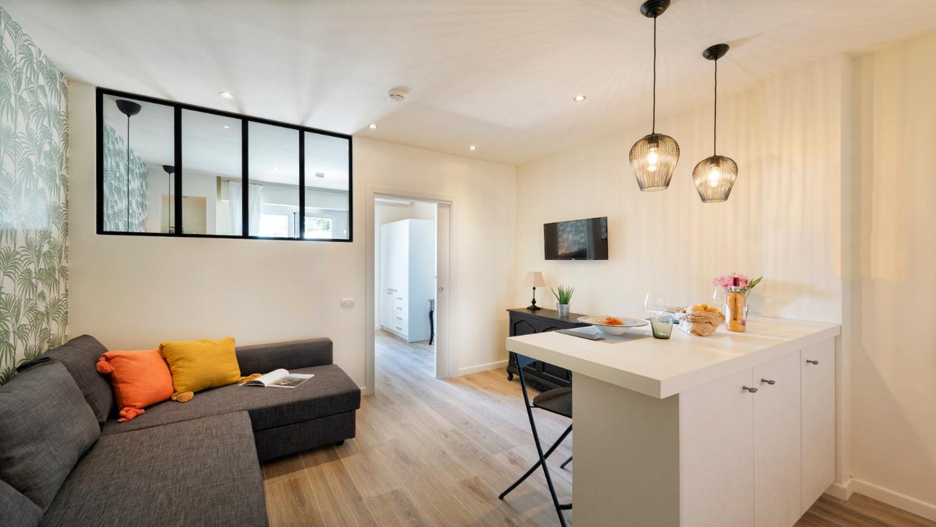 One-Bedroom Apartment with Lake View