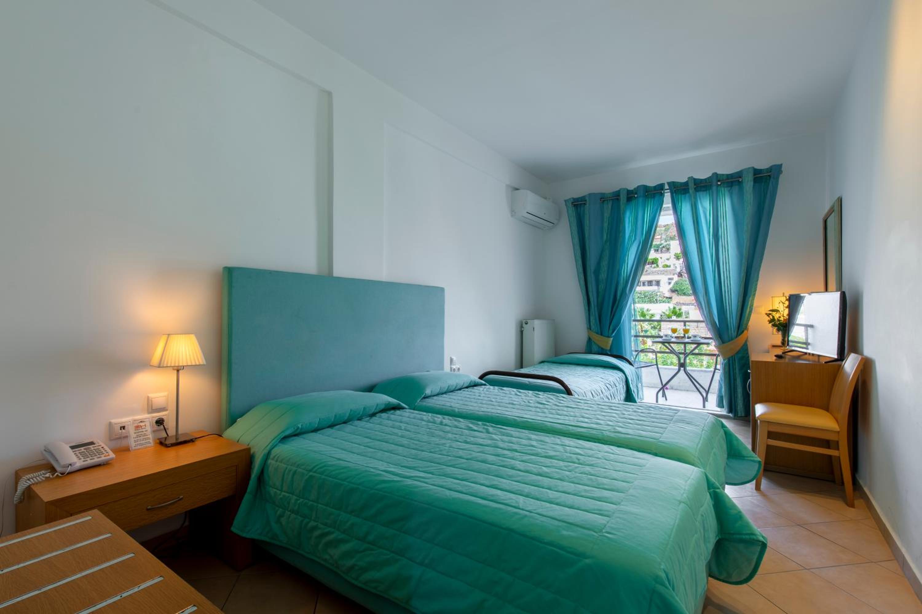 Twin Room with Extra Bed - Photo 1
