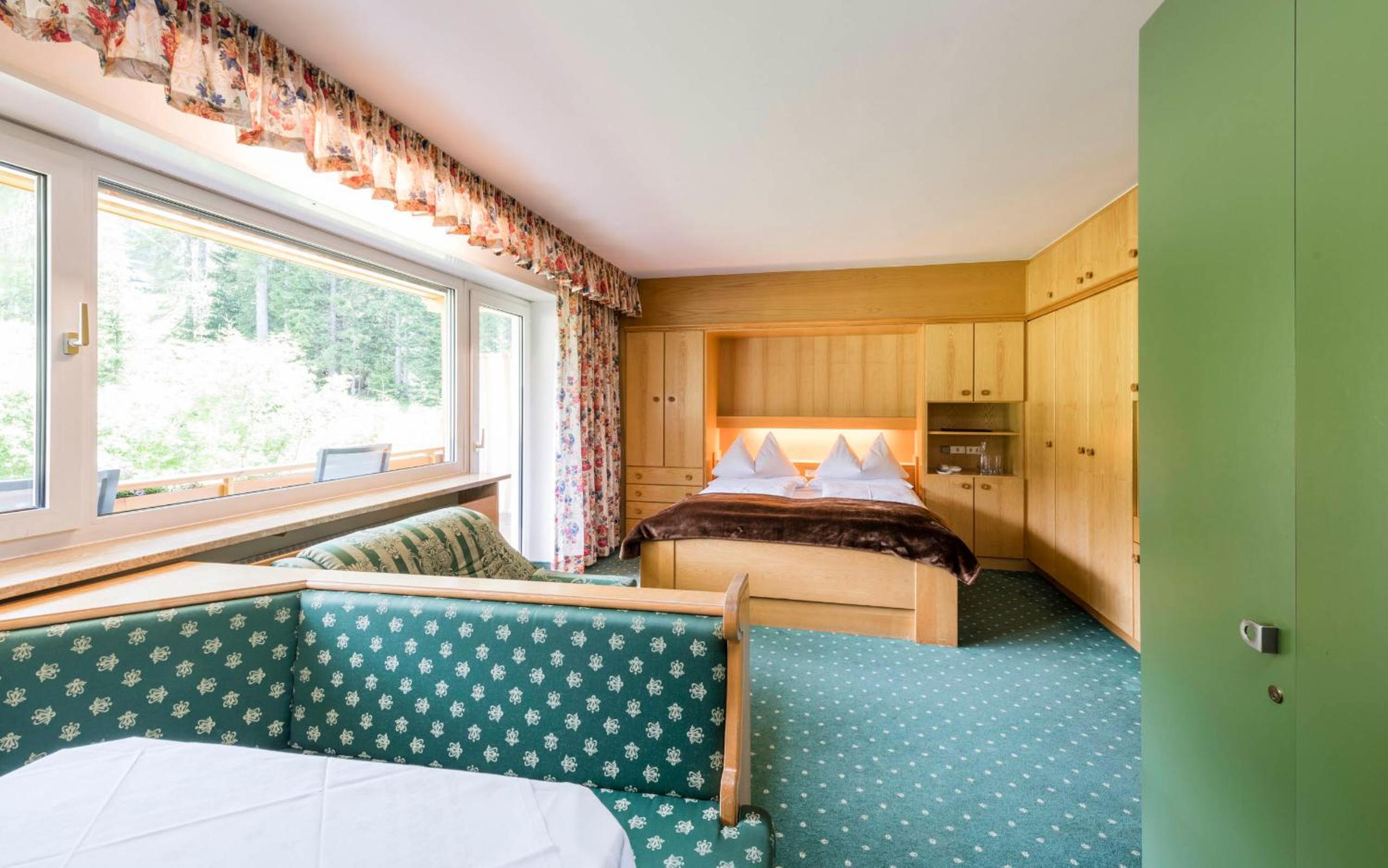Family Room With Balcony (2 Adults + 2 Children)