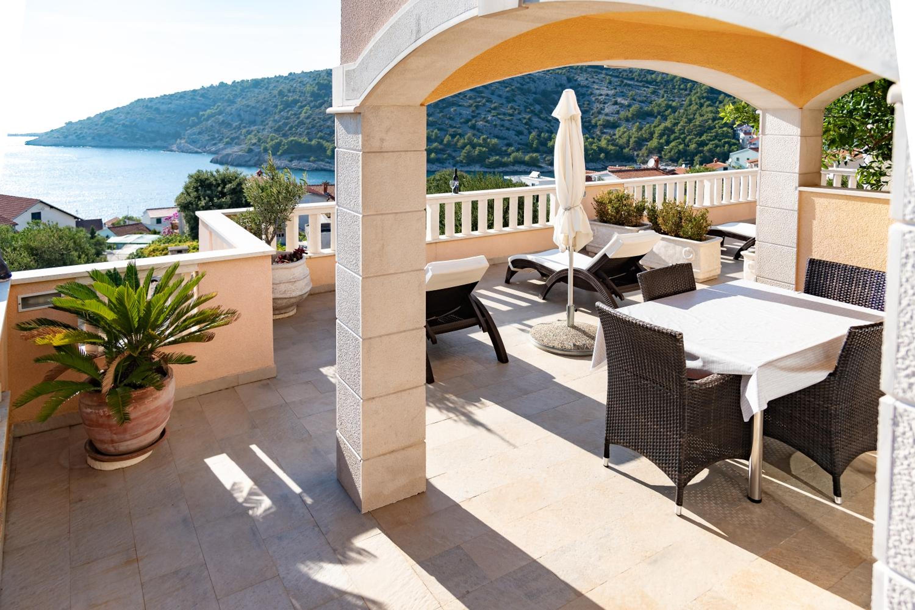 One-Bedroom Apartment with Sea View photo 3