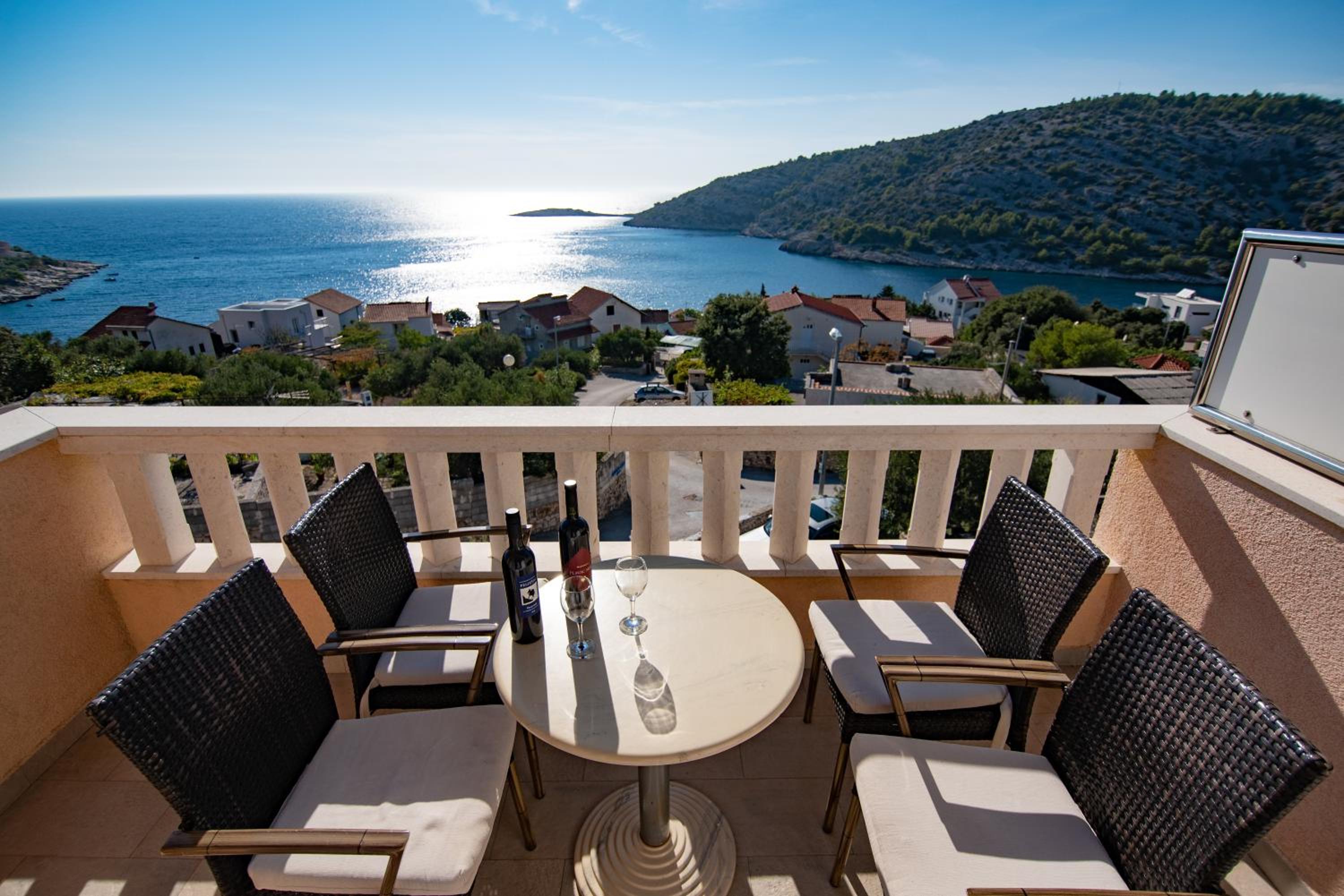 Two-Bedroom Apartment with Balcony and Sea View photo 2