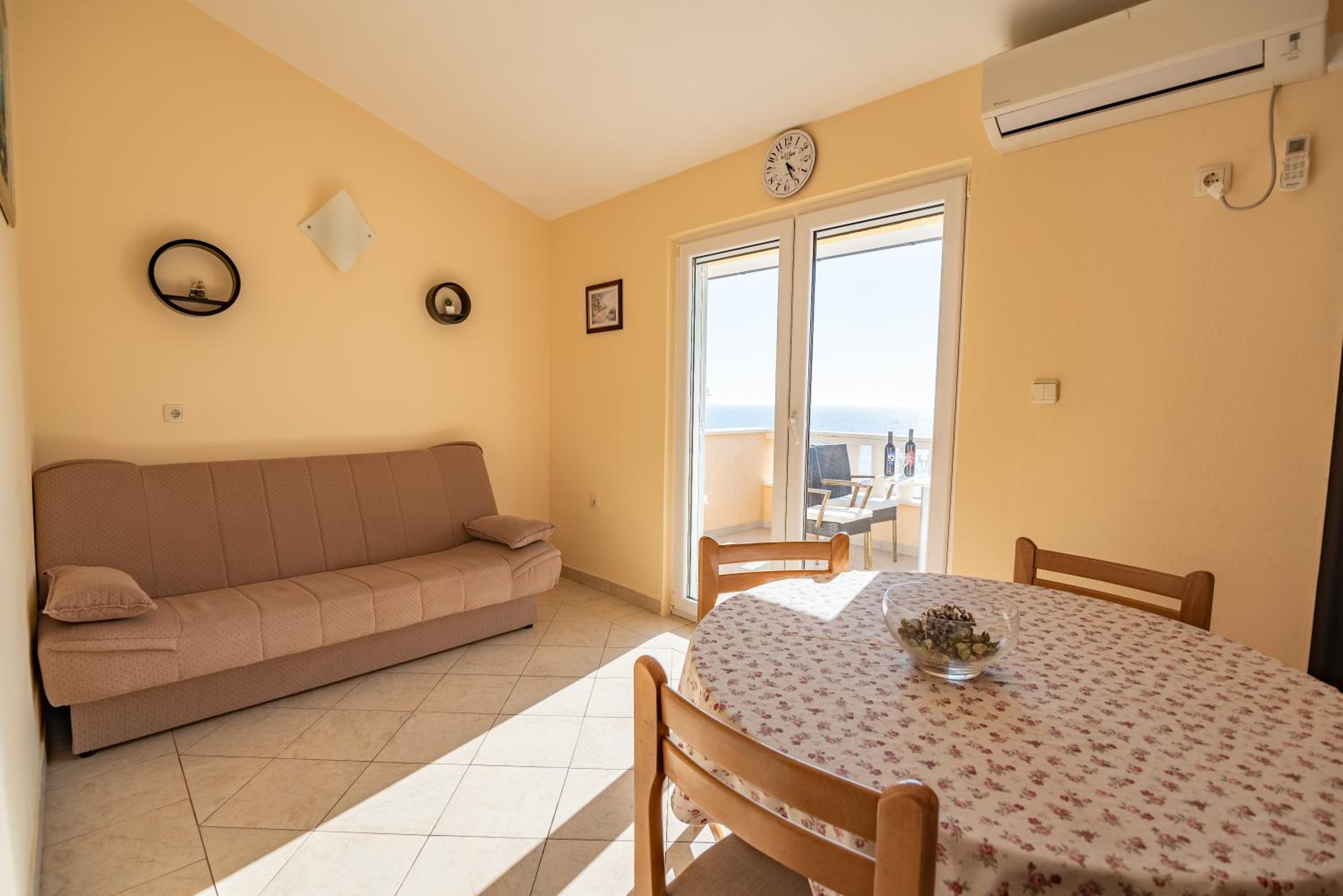 Two-Bedroom Apartment with Balcony and Sea View photo 3
