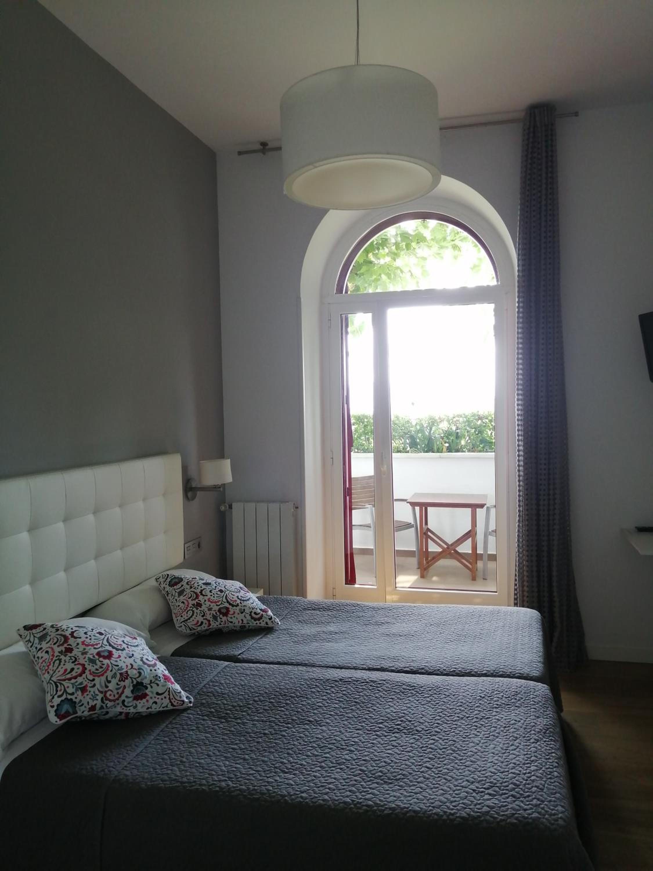 Double or Twin Room with Private Bathroom - Photo 2