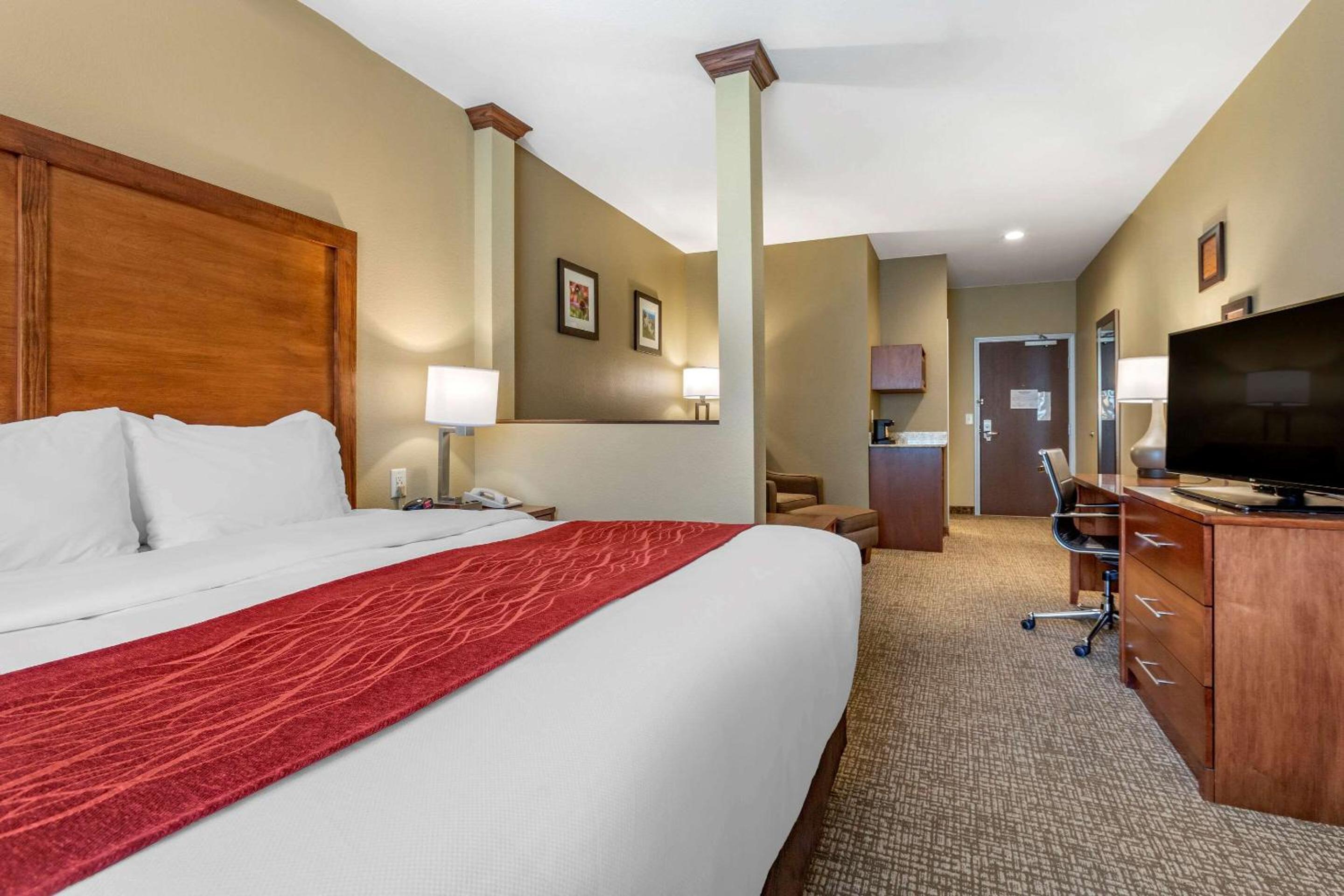 King Suite with Sofa Bed - Non-Smoking photo 2