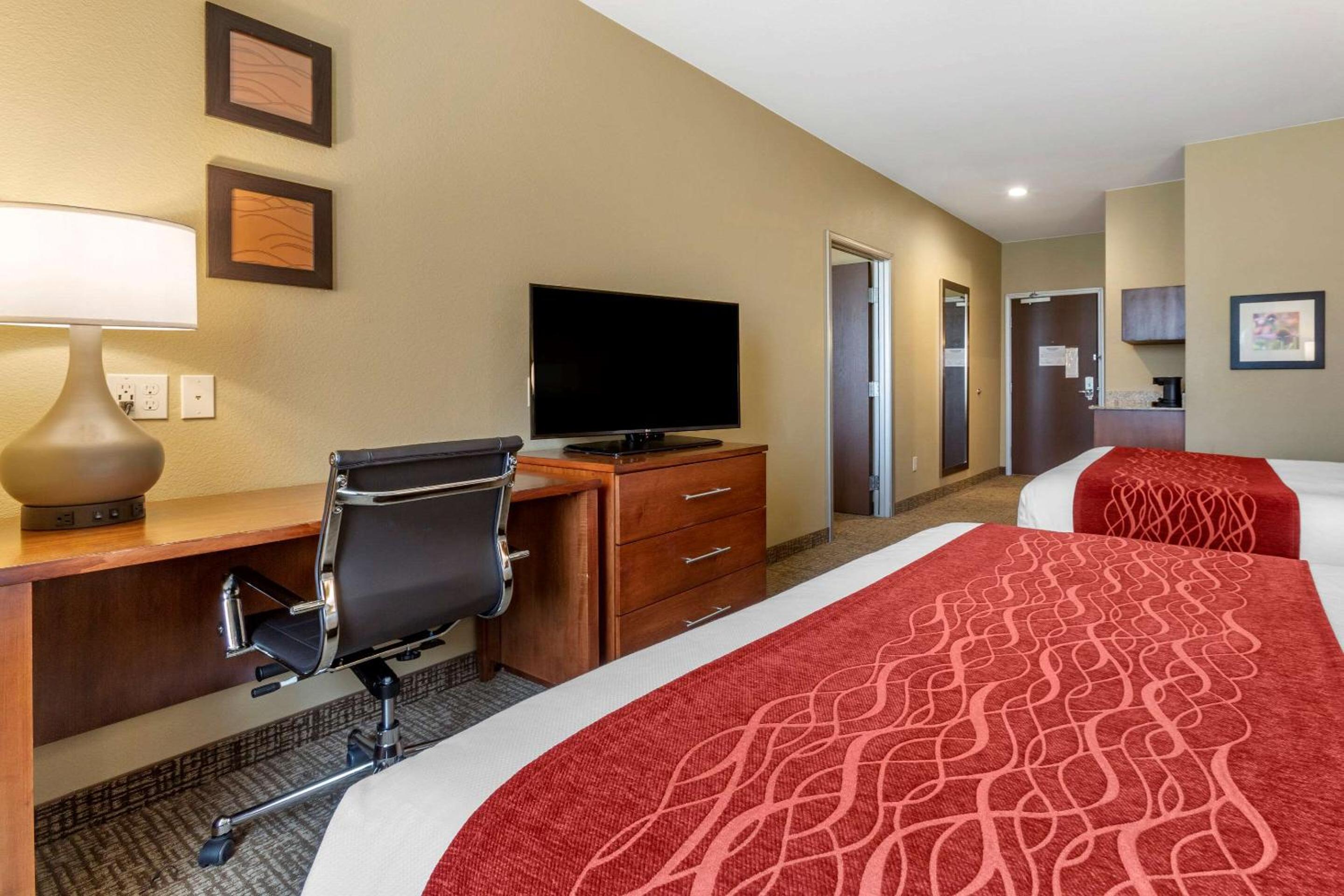 Triple Queen Suite photo 2