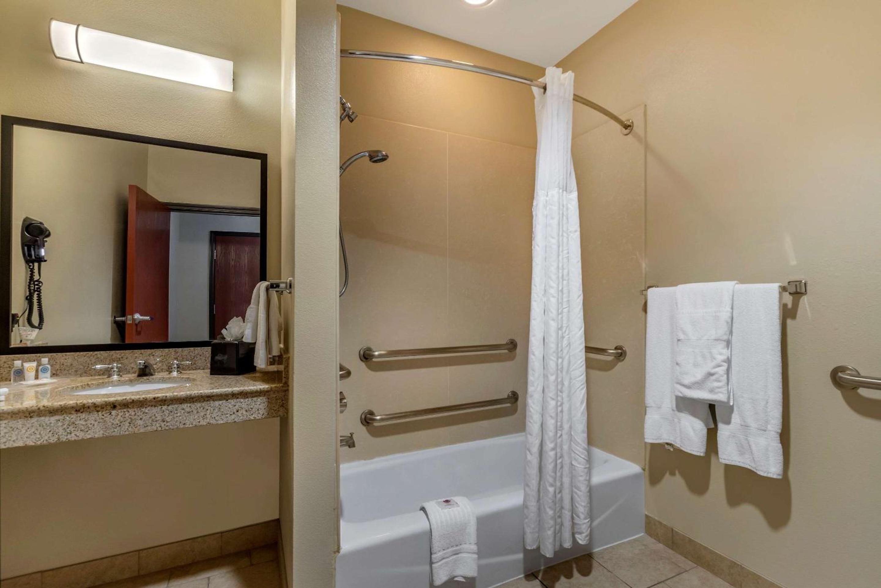 Efficiency Queen Suite with Two Queen Beds - Accessible/Non-Smoking - Photo 2