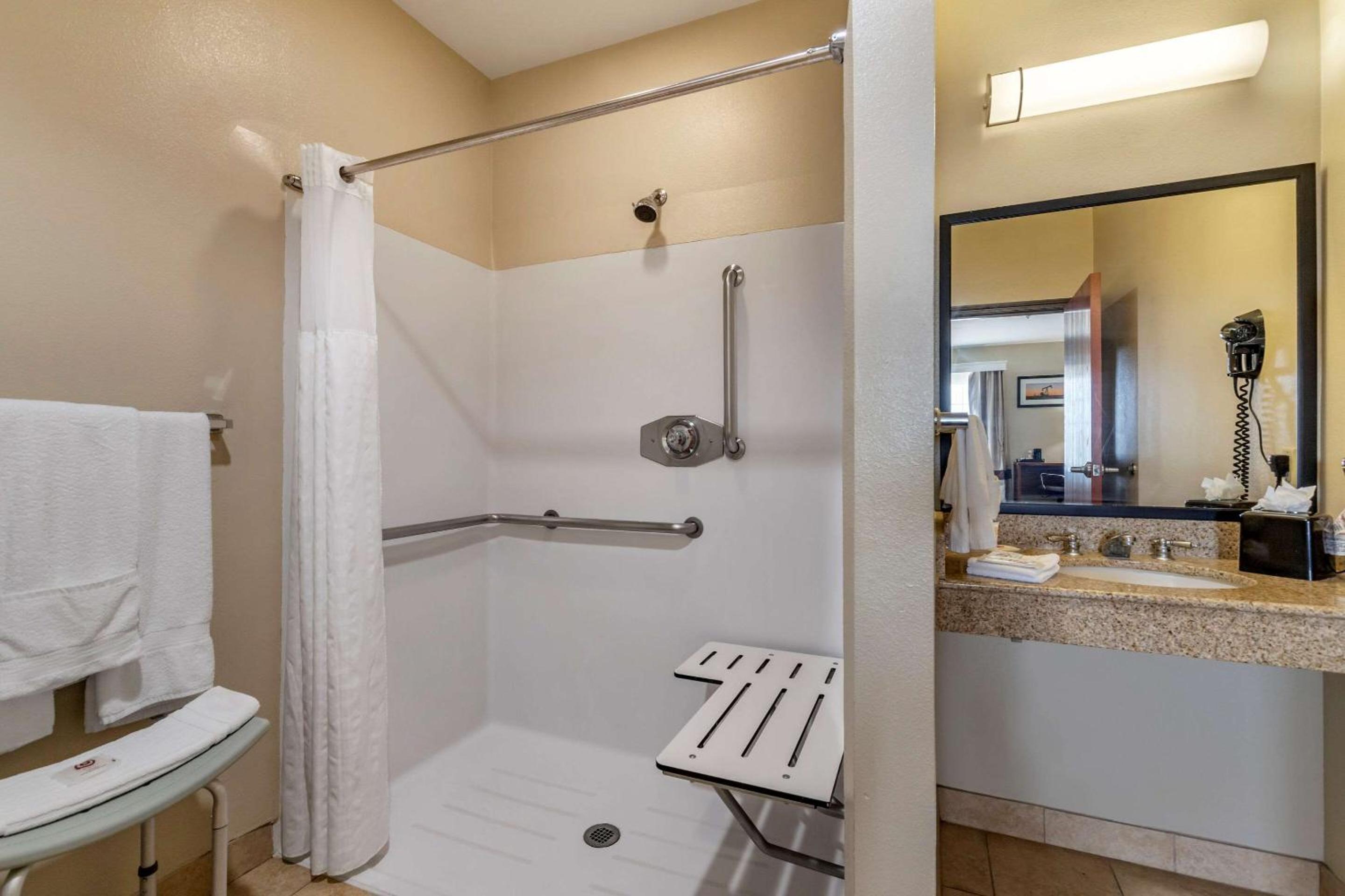 Queen Suite with Two Queen Beds and Roll-In Shower - Accessible/Non-Smoking - Photo 2