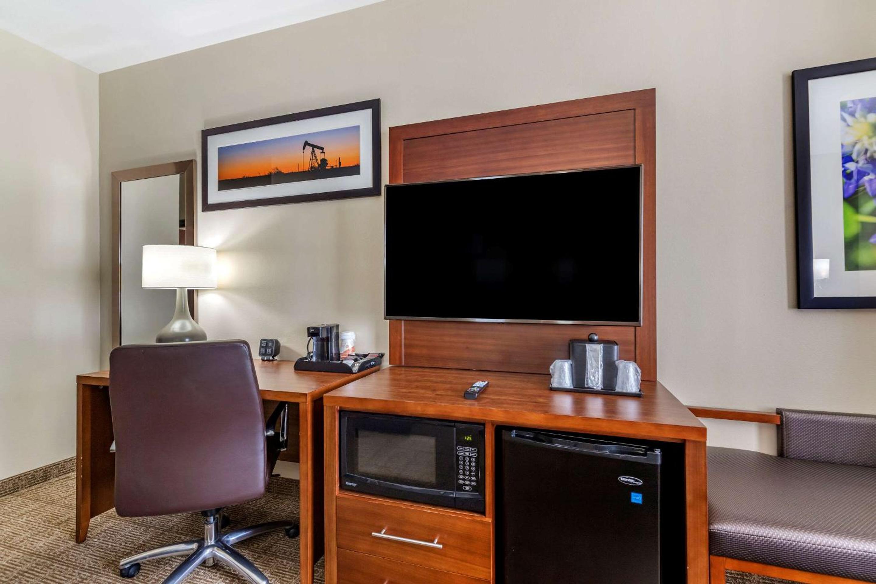 King Suite - Non-Smoking - Photo 4