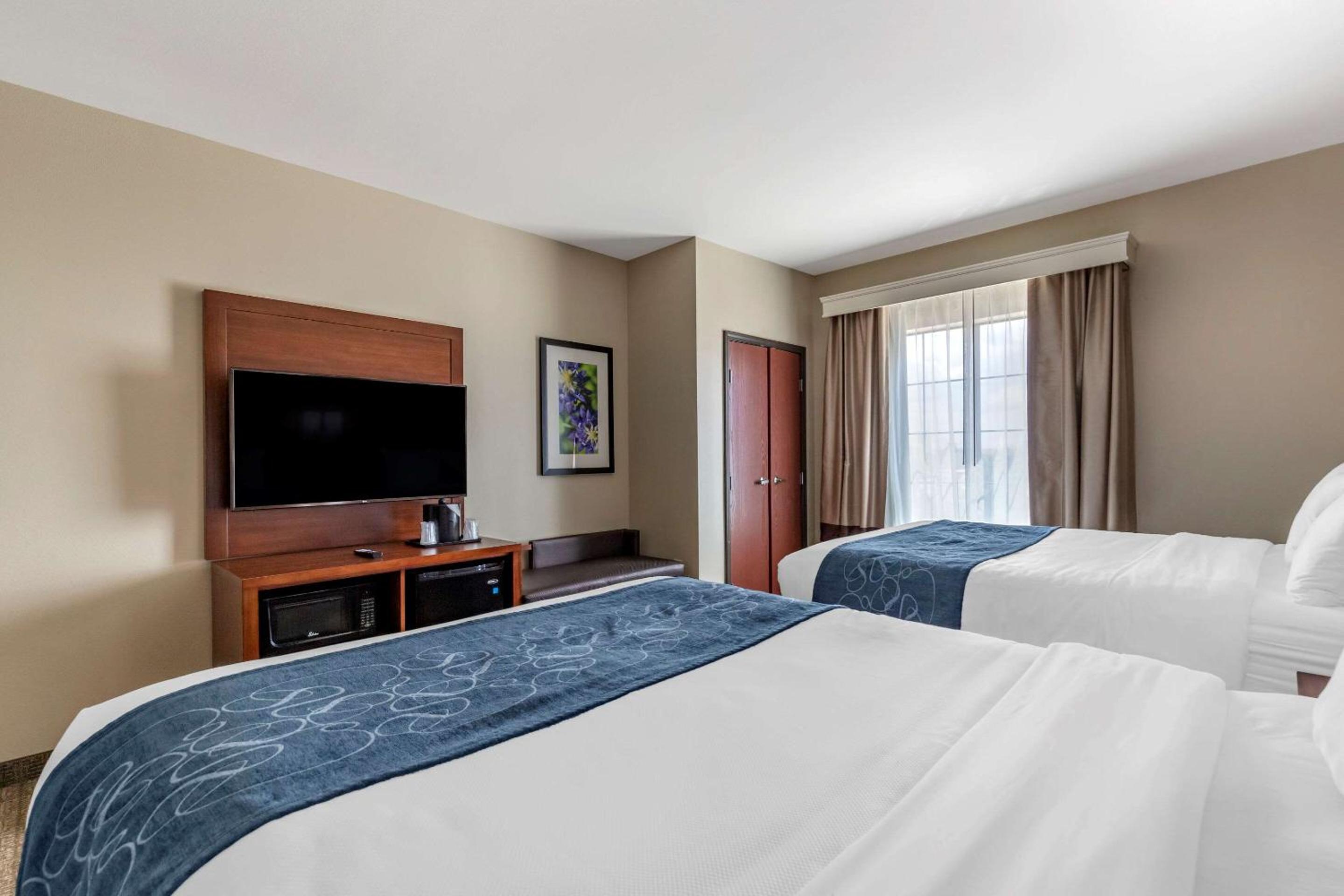 Queen Suite with Two Queen Beds - Non-Smoking - Photo 2