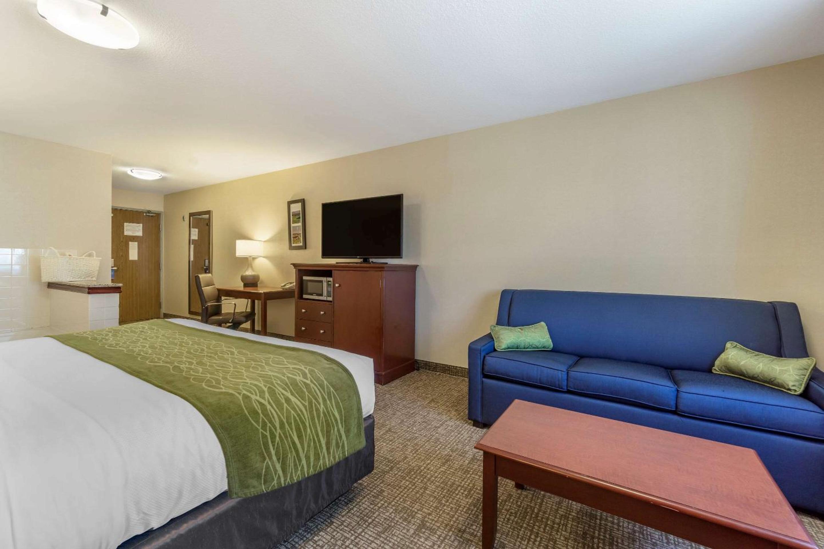 King Suite - Non-Smoking - Photo 3