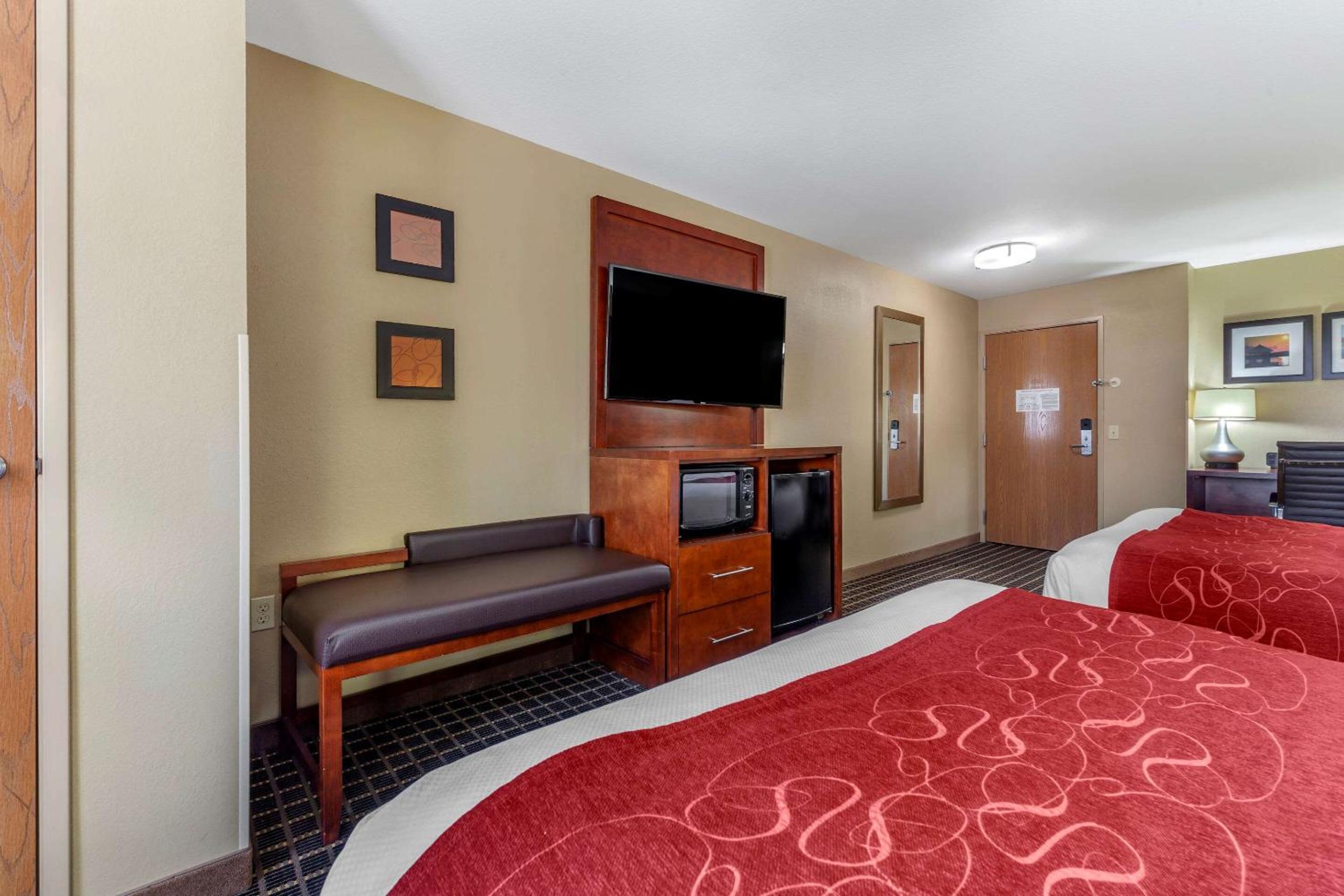 Queen Room with Two Queen Beds - Non-Smoking photo 2