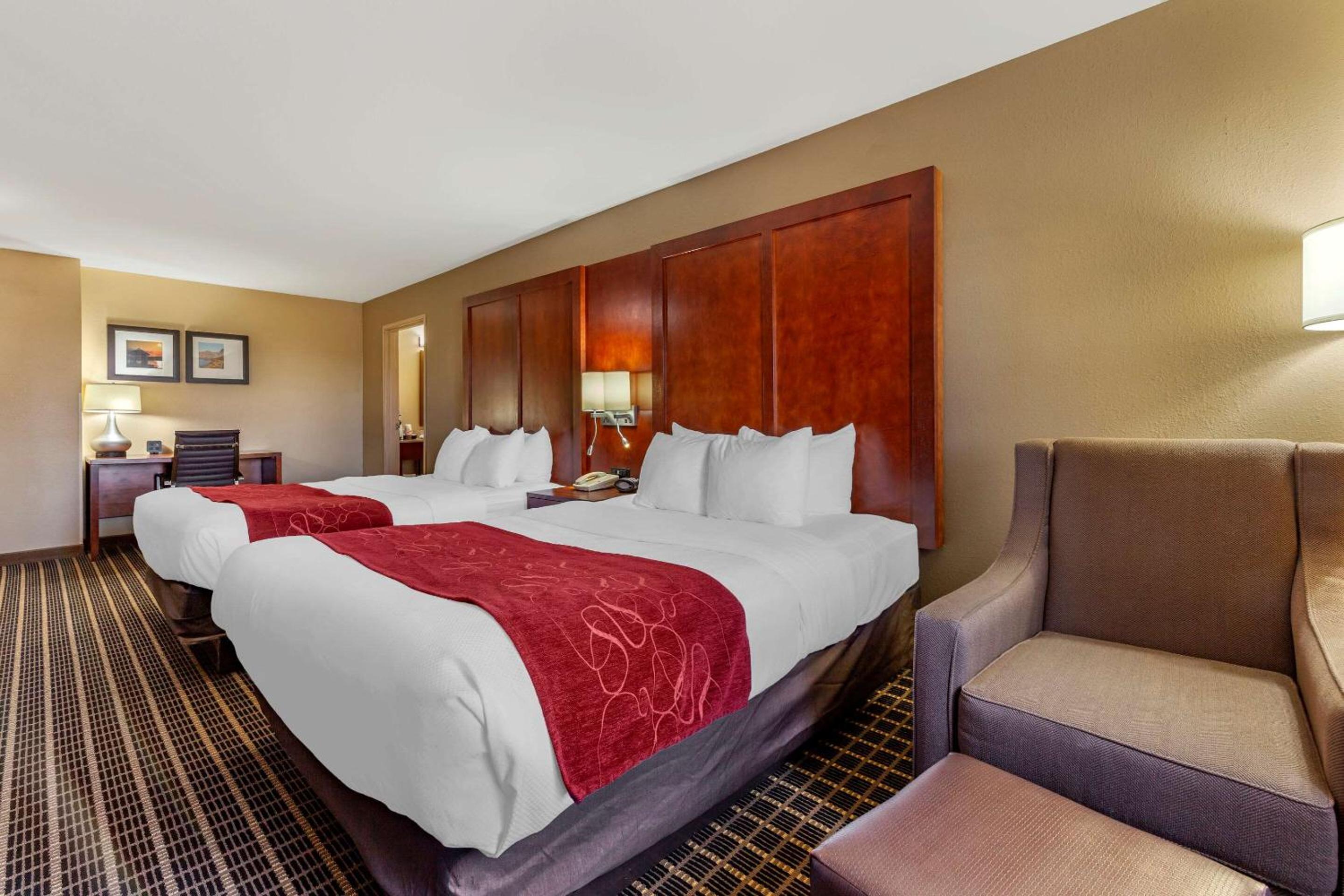 Queen Room with Two Queen Beds - Non-Smoking photo 3