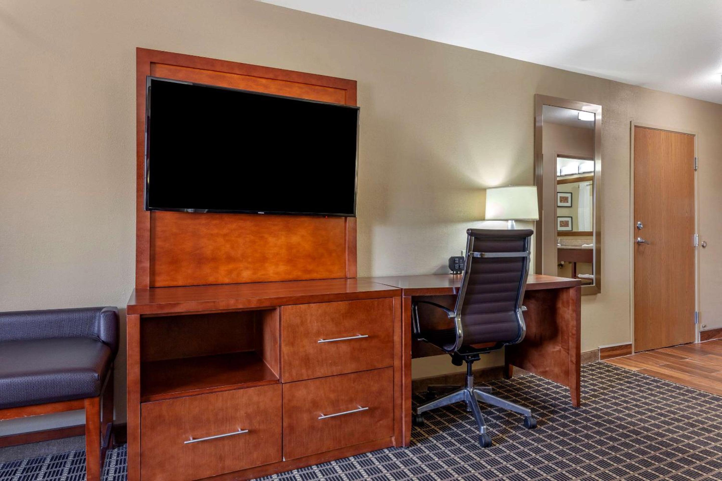 King Suite with Sofabed  - Non-Smoking photo 3