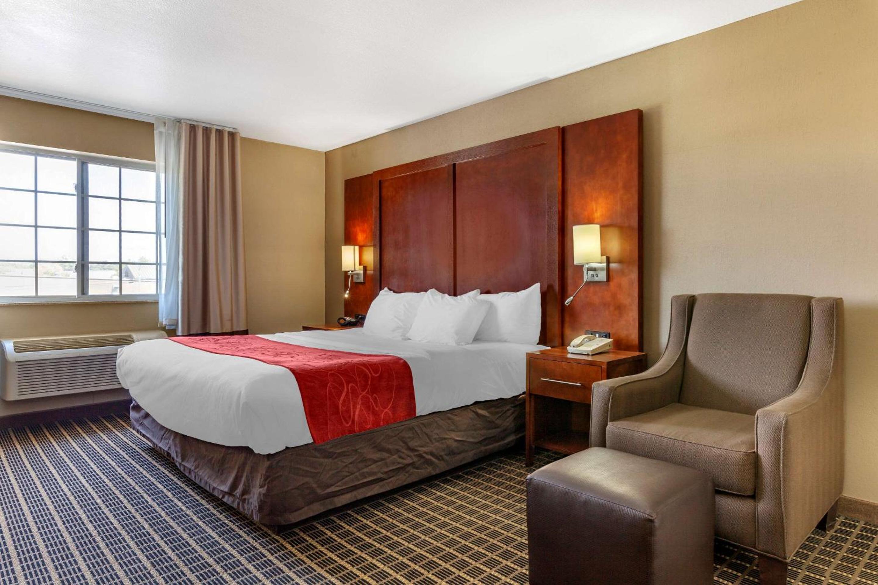 Superior King Suite with Sofabed- Non-Smoking photo 3