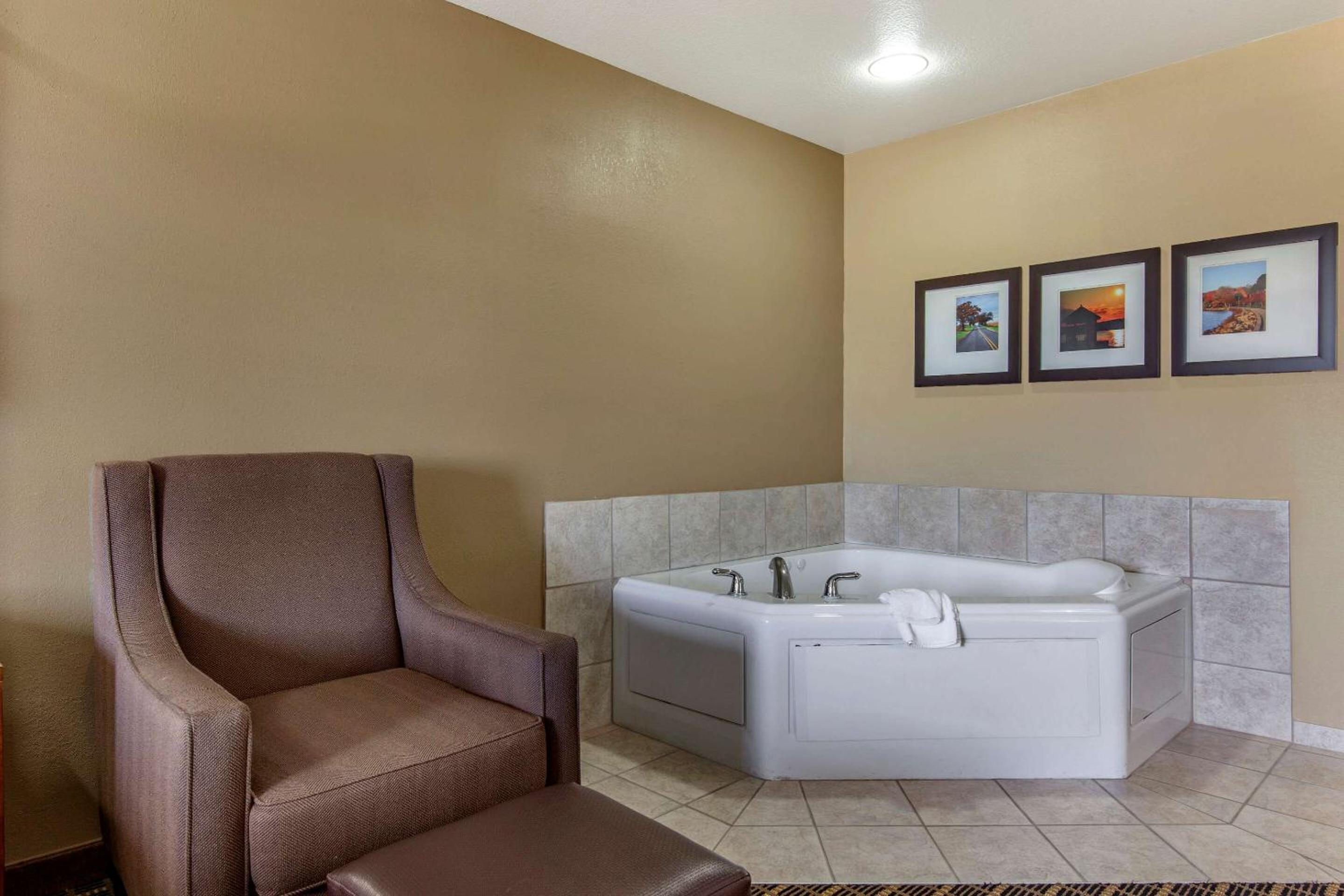 King Suite with Hot Tub- Non-Smoking